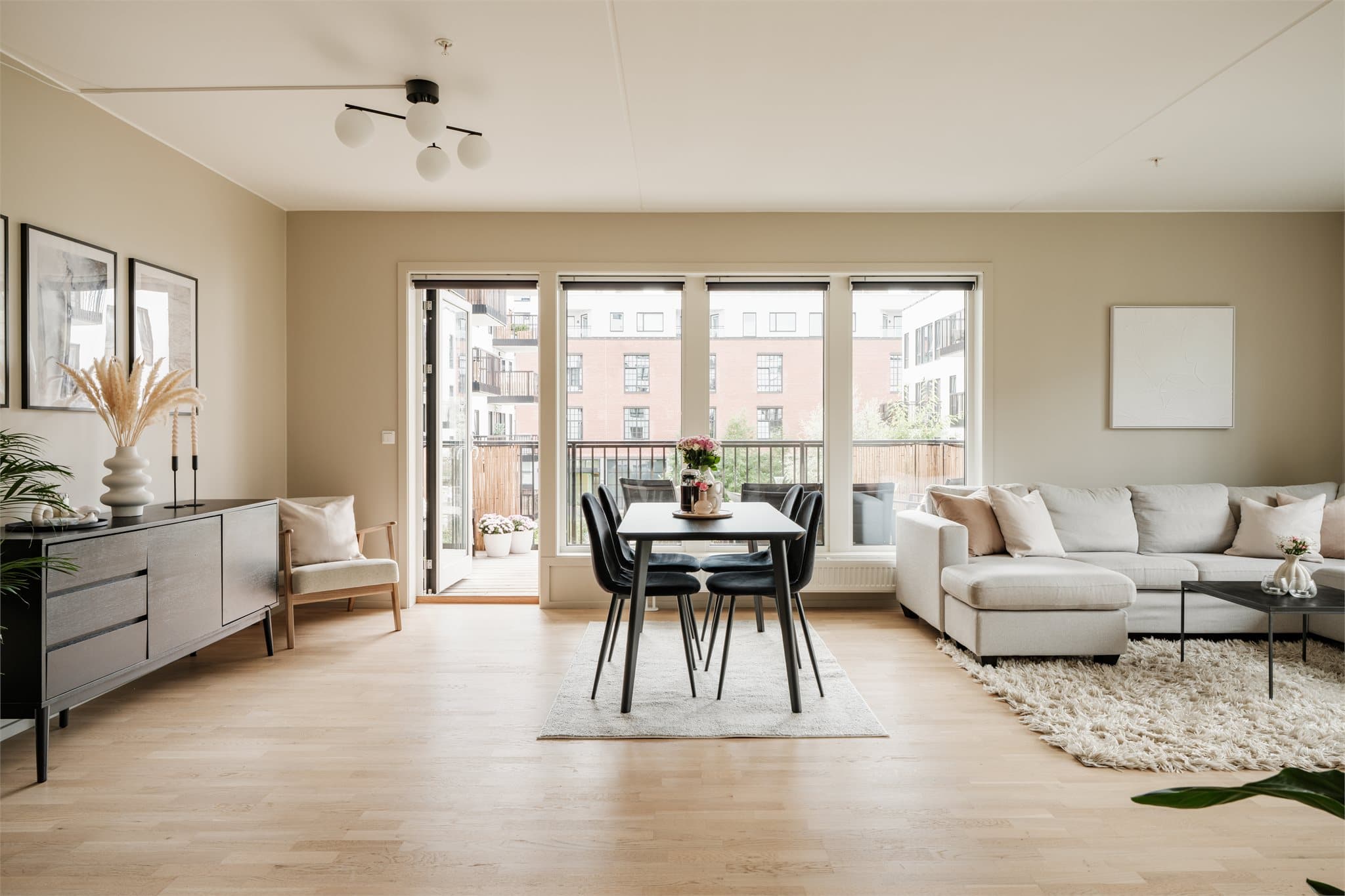 Fra stuen er det direkte utgang til balkongen.