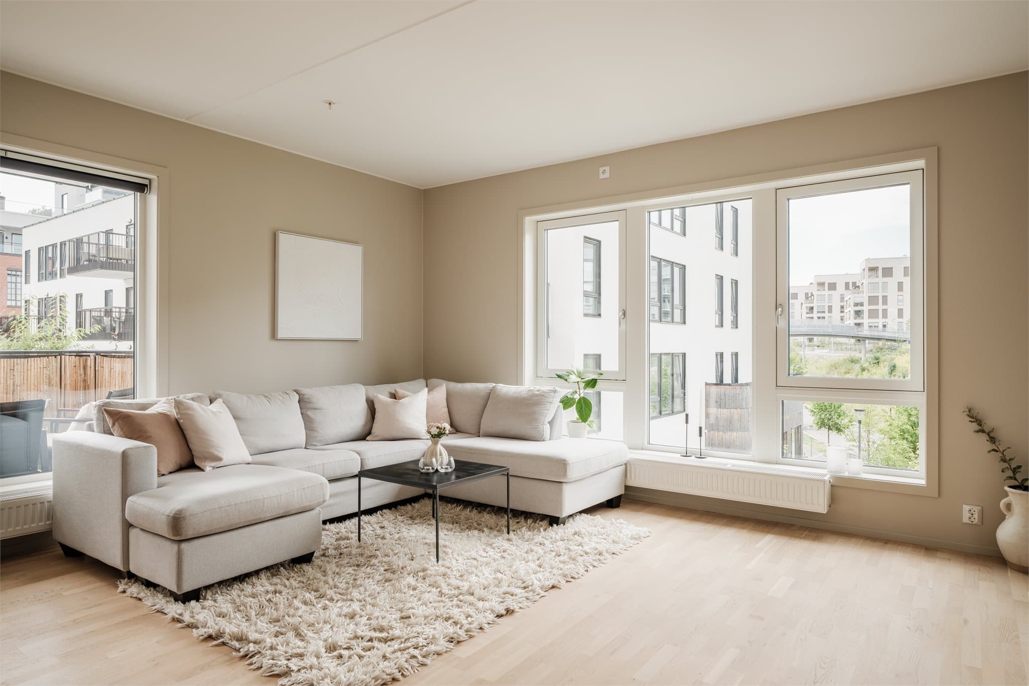 Nybyggkvaliteter som balansert ventilasjon og fjernvarme sørger for effektiv og energibesparende oppvarming.