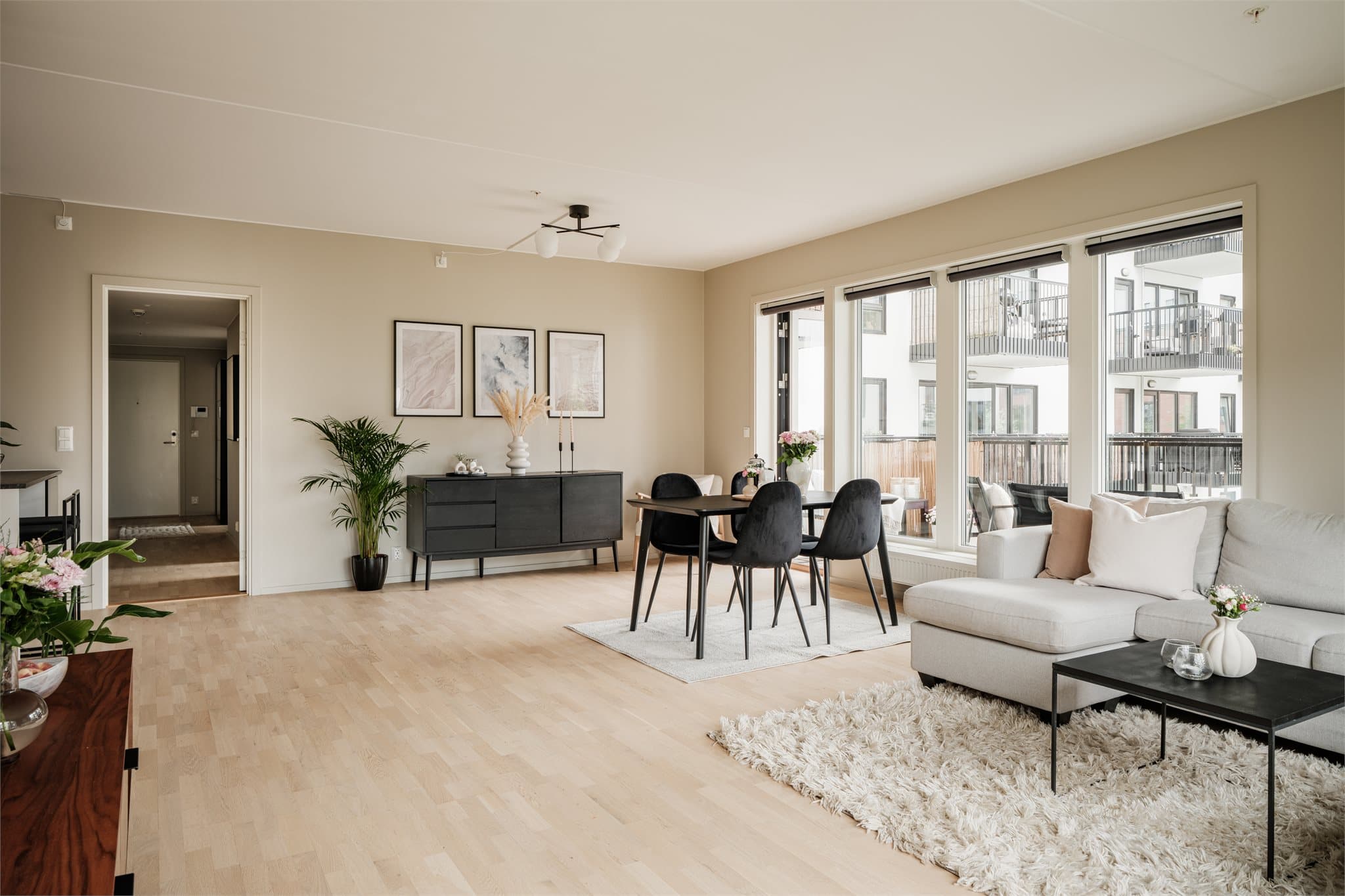 Leiligheten oppleves svært lys og luftig med godt lysinnslipp fra to himmelretninger.