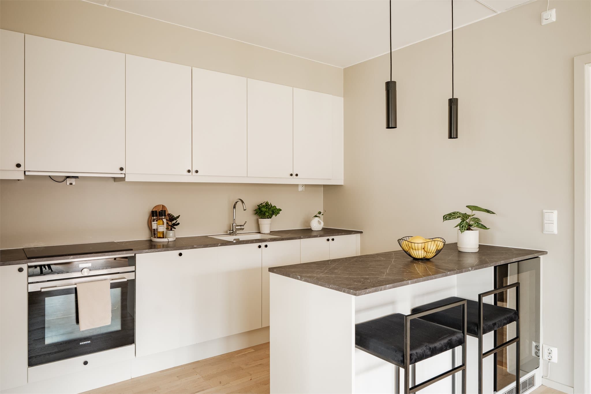 Montert kjøkkenøy med integrert vinskap i 2021. Det er installert waterguard og komfyrvakt.