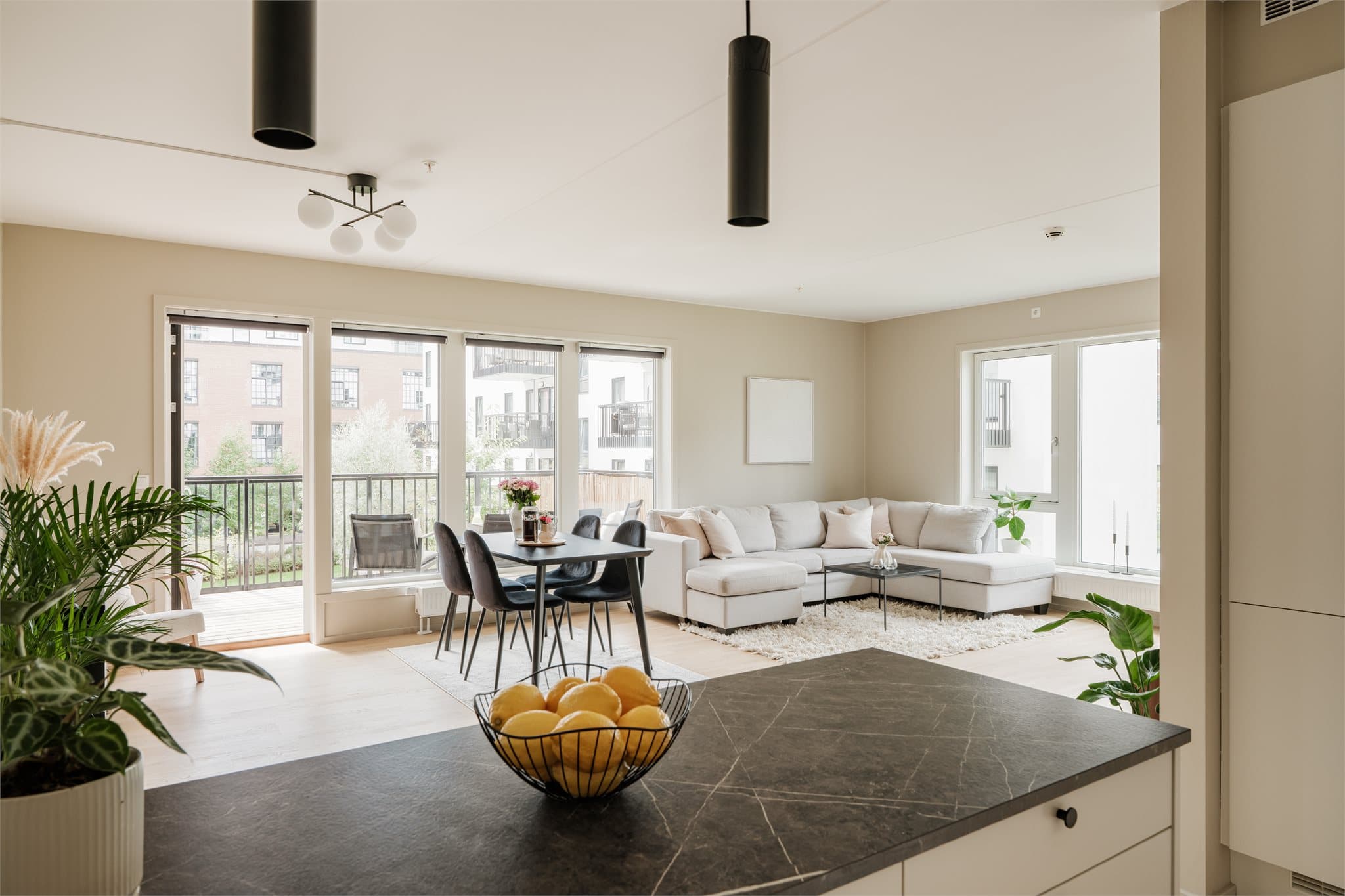 Kjøkken og stue i åpen løsning.