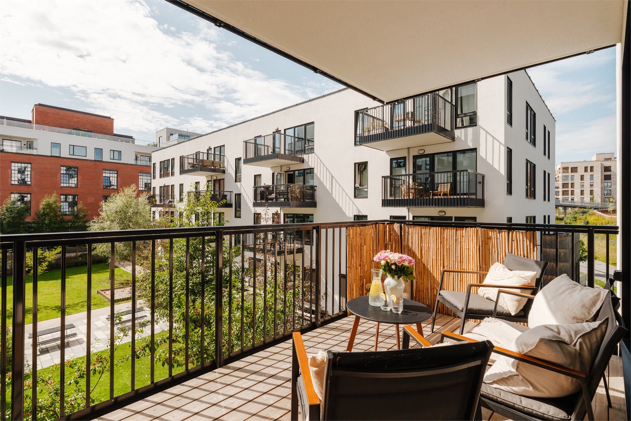 Tiltalende 4-roms leilighet med høy standard og romslig balkong på 10 kvm.