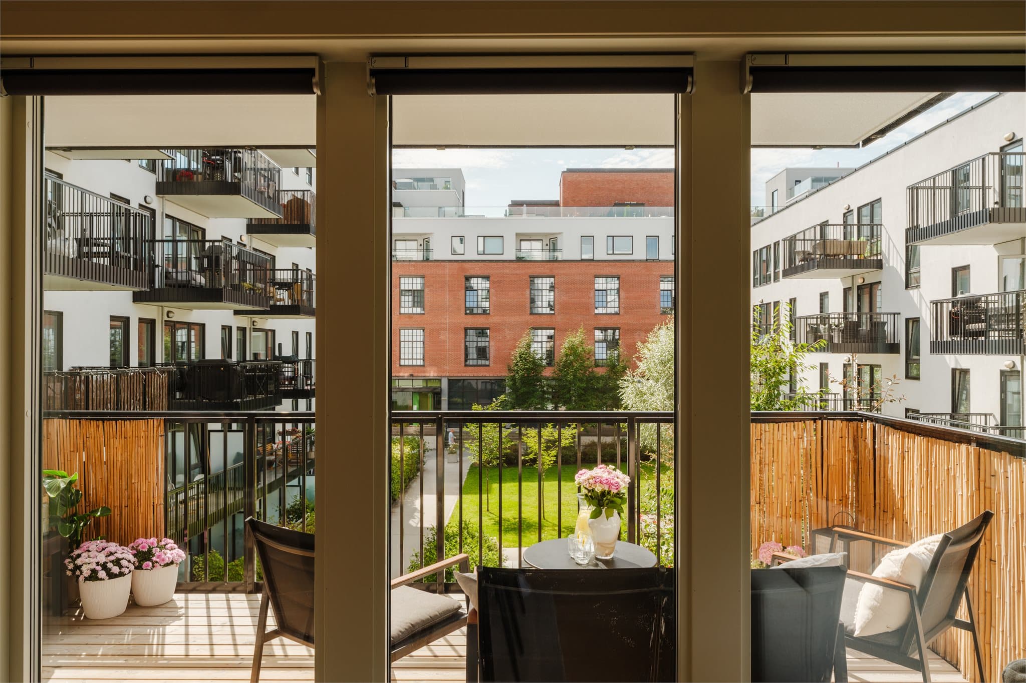Balkongen vender mot sørvest og rolig indre gårdsrom.