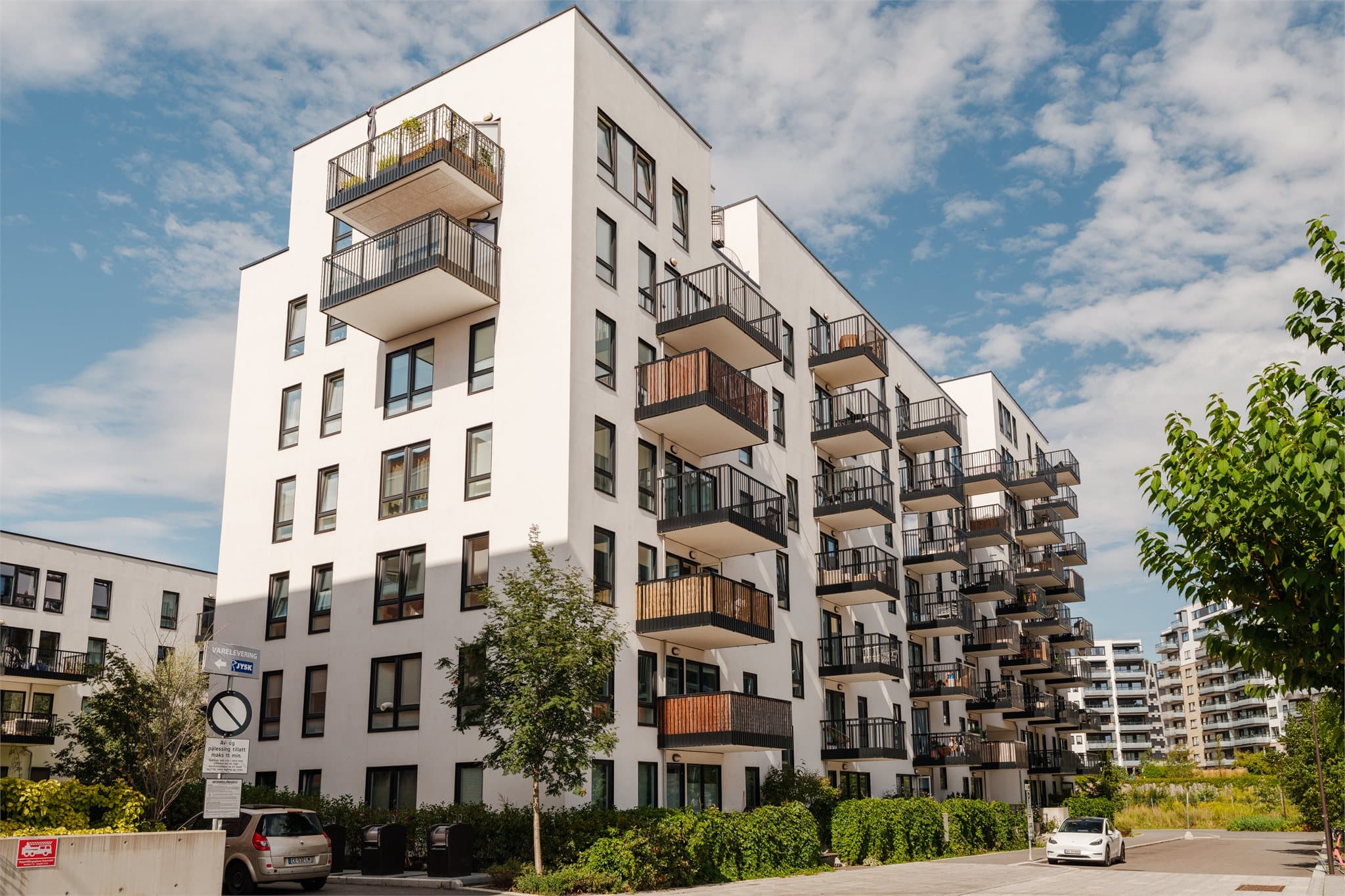 Beliggenheten er svært sentral, rett ved Vinslottet – Vinmonopolets tidligere tapperi og produksjonsanlegg.