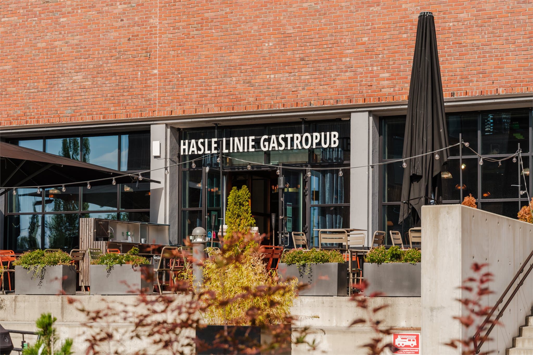 I nærområdet finner du flere forretninger, kafèer og restauranter. Blant annet Samson, Synsam, Jysk, 8 Fish Sushi og Hasle Linie Gastropub.