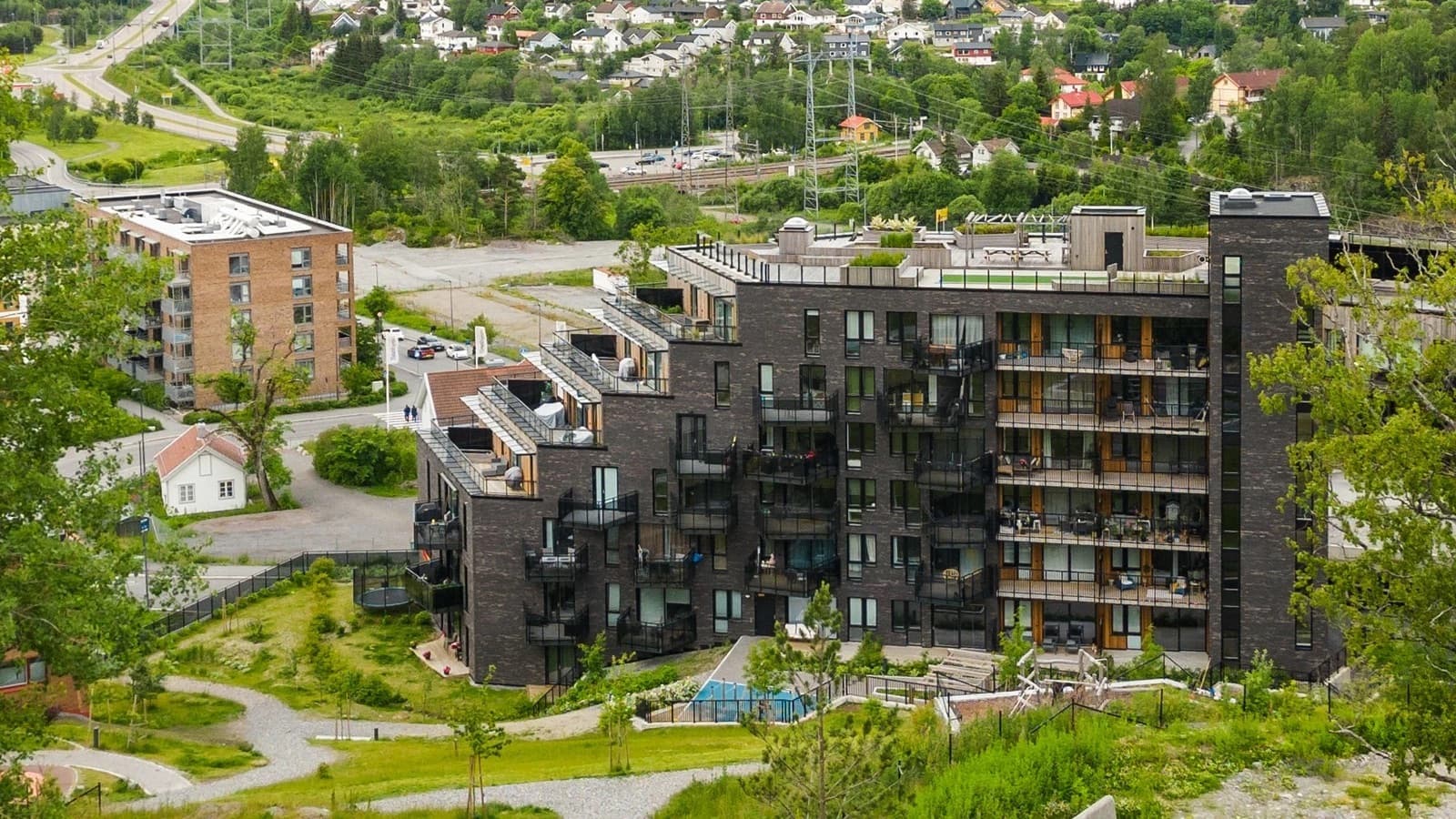 Fra eiendommen er det kort vei til både marka og offentlig kommunikasjon.