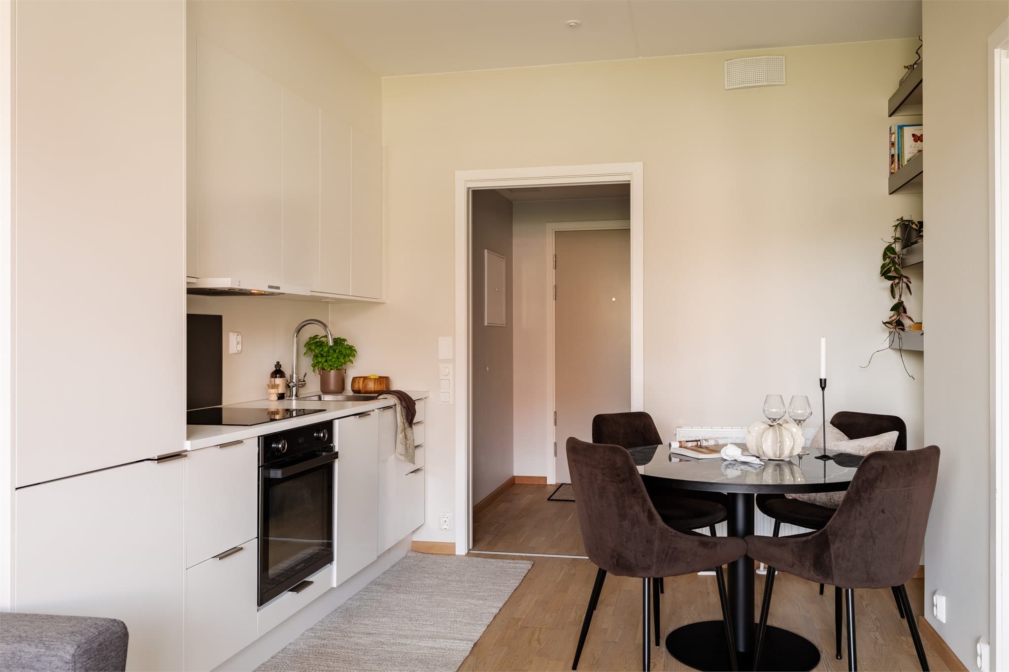 Stilrent kjøkken med plass til spisebord.