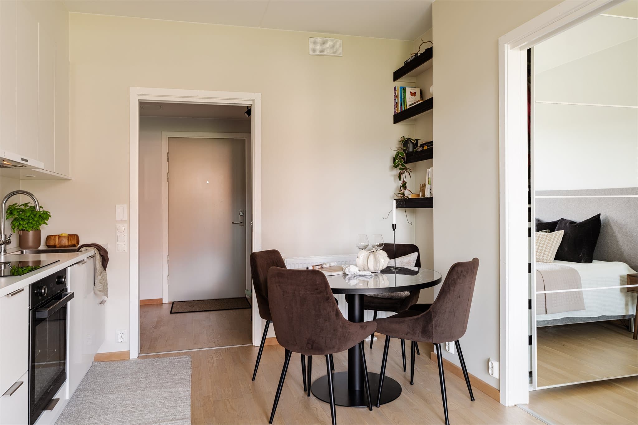 Det er plass til en spiseplass i tilknytning til kjøkkenet.