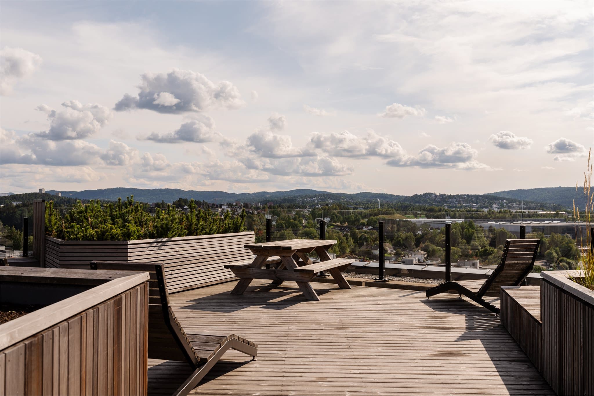 Sameiet har en felles takterrasse med sittegrupper, utegym og herlige sol- og utsiktsforhold.