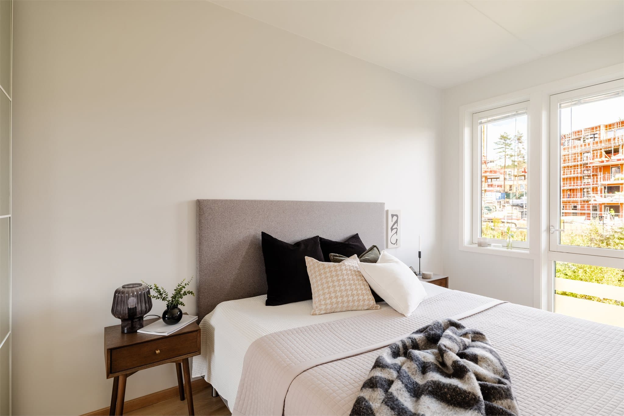 Soverom med plass til dobbeltseng og nattbord.
