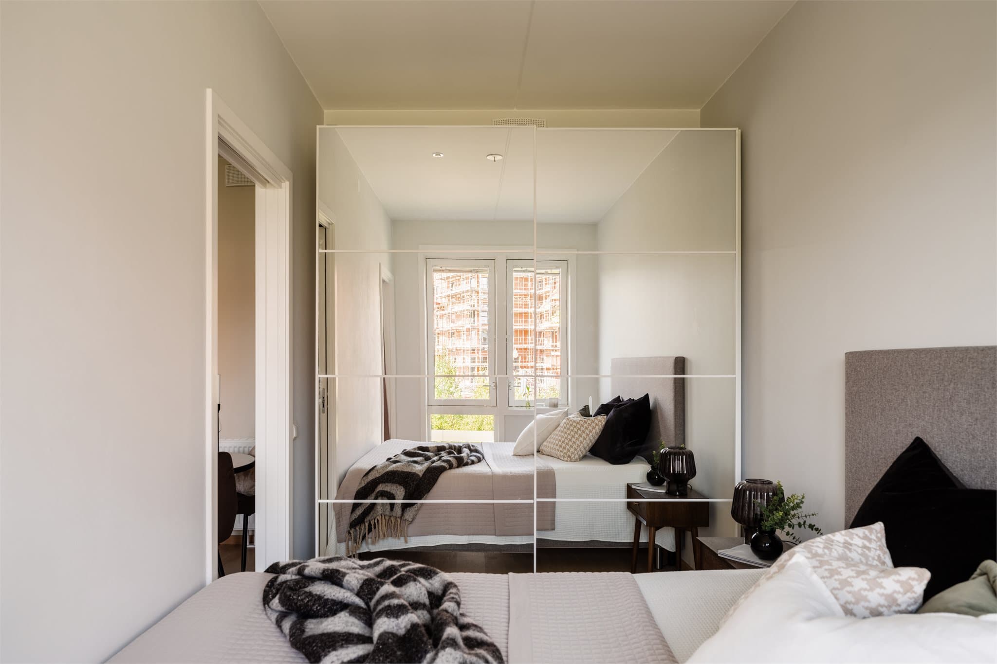Skyvedørsgarderobe med speilfronter gir god oppbevaringsplass.