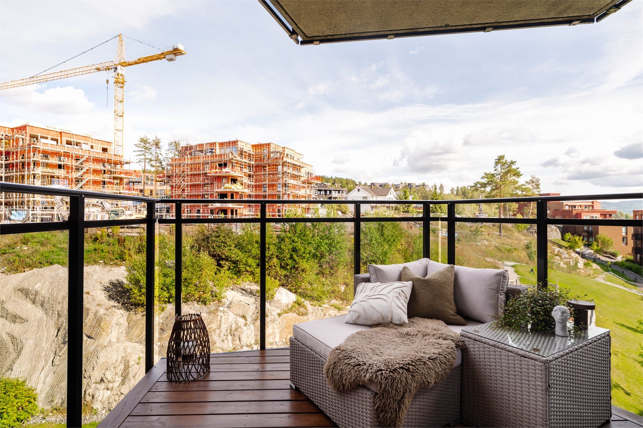 Østvendt balkong på ca. 4 m² med plass til en hyggelig sittegruppe og herlig, fri utsikt.