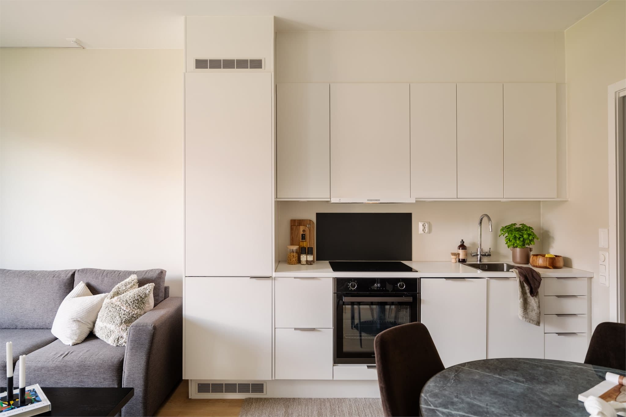 Leiligheten varmes opp med fjernvarme via radiator og har balansert ventilasjon som sikrer et godt og lunt inneklima.