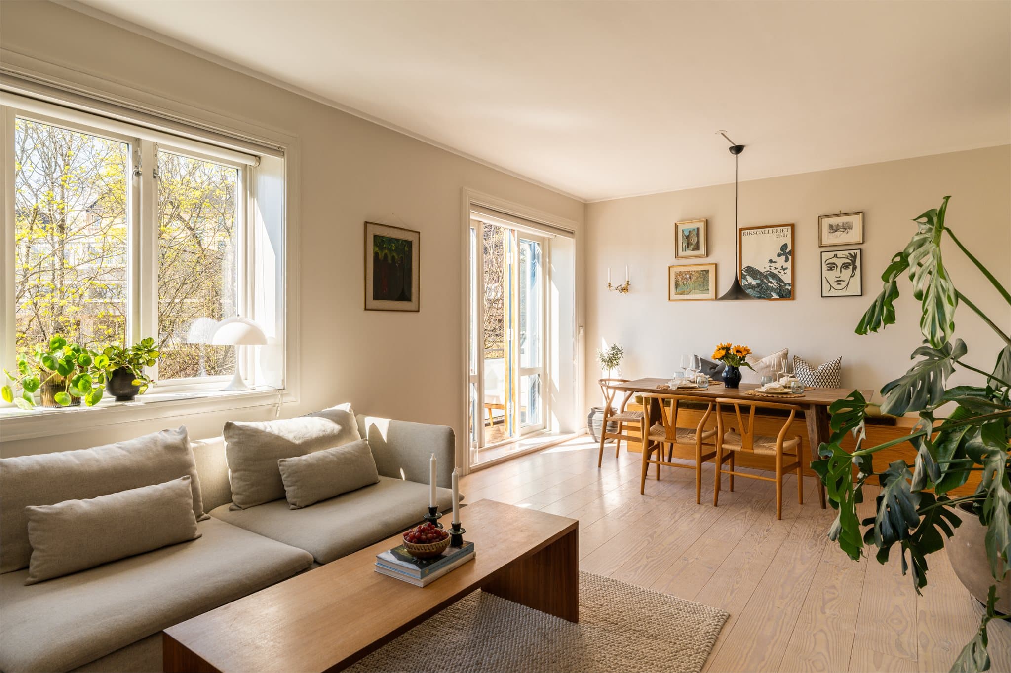 Stuen er et lyst og luftig samlingspunkt med god plass til både sofagruppe og spisebord. Herfra er det direkte utgang til den sørvendt balkong.