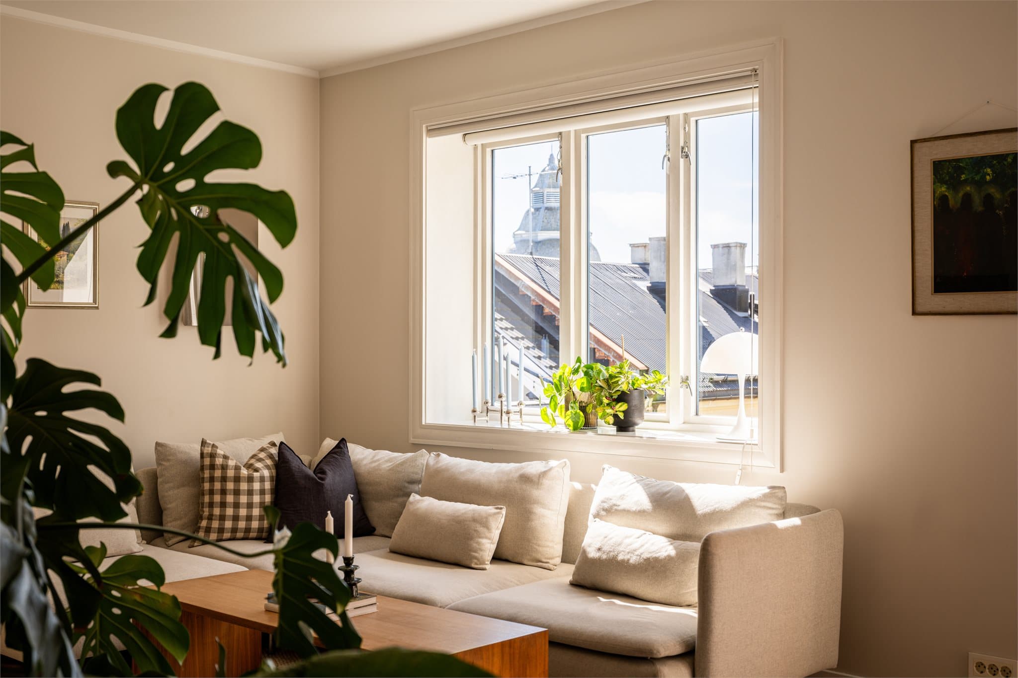 Leiligheten ligger tilbaketrukket i en rolig blindgate, skjermet fra byens støy. Samtidig er det gangavstand til St. Hanshaugen, Grünerløkka og det pulserende livet på Vulkan.