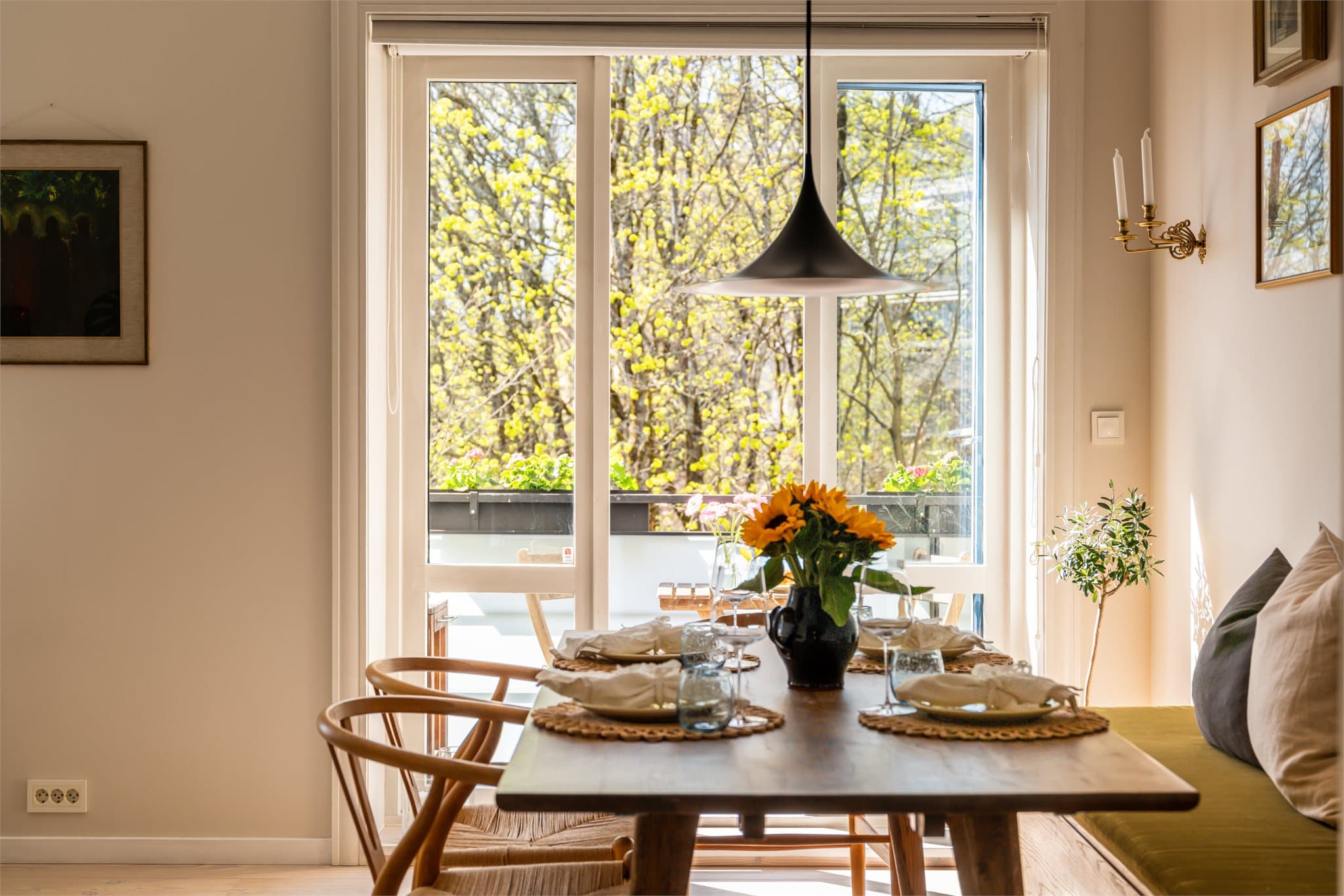 Funksjonell og godt planlagt planløsning som gir en luftig og sosial romfølelse. Boligen holder en gjennomgående god standard.