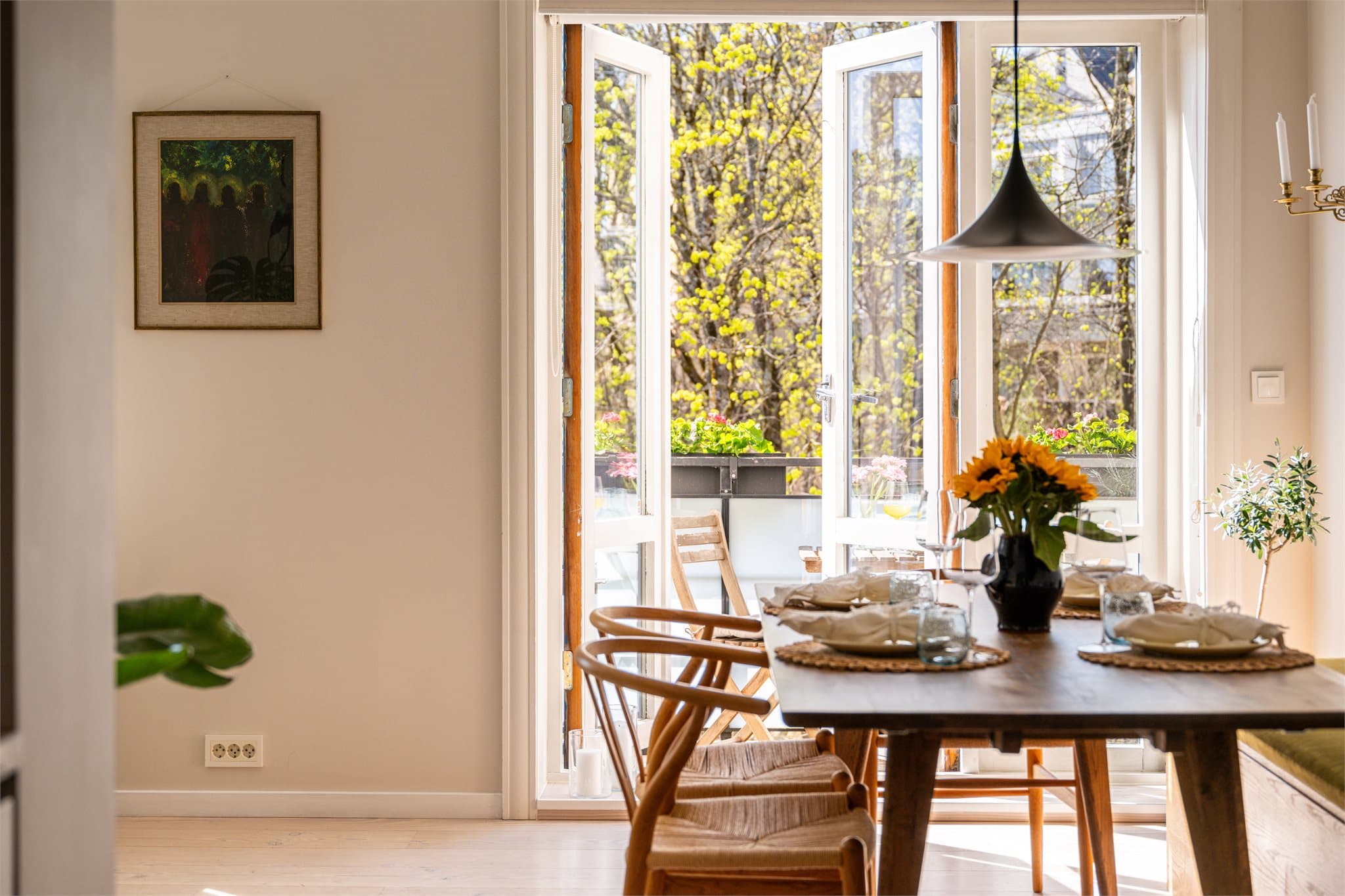 De doble balkongdørene åpner opp stuen og slipper rikelig med dagslys inn.