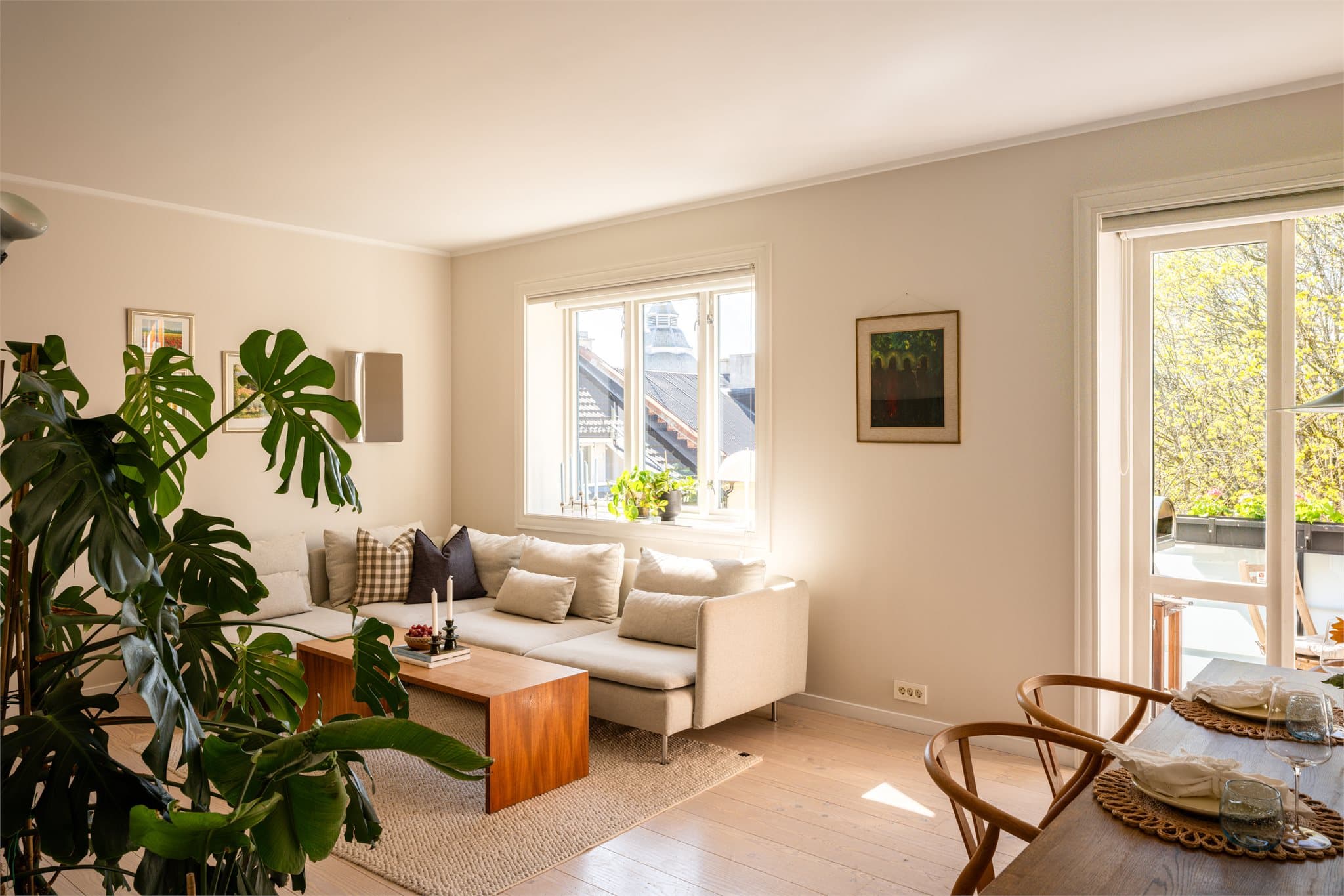 En sjenerøs takhøyde på 2,65 meter og gjennomgående originalt tregulv og parkett gir rommene en klassisk og luftig karakter.