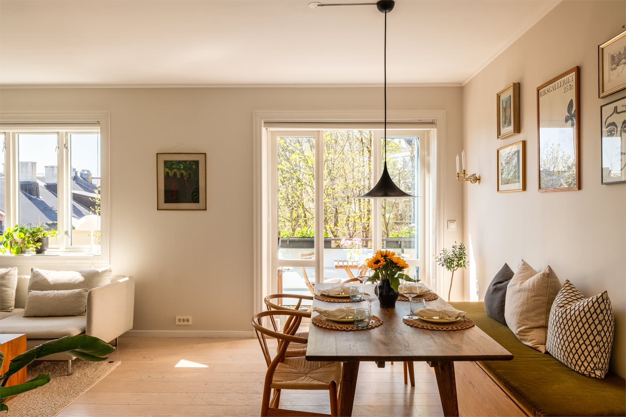 Stuen fikk nymalte overflater i 2025, og fremstår med et helhetlig og tidsriktig uttrykk.