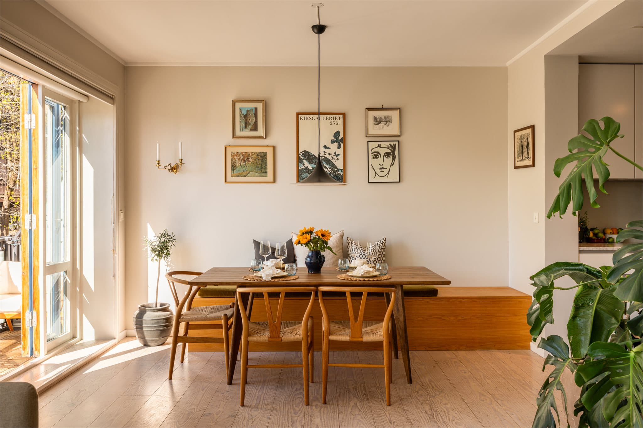 Fra spisestuen er det en åpen og sosial forbindelse til både kjøkkenet og stuen.