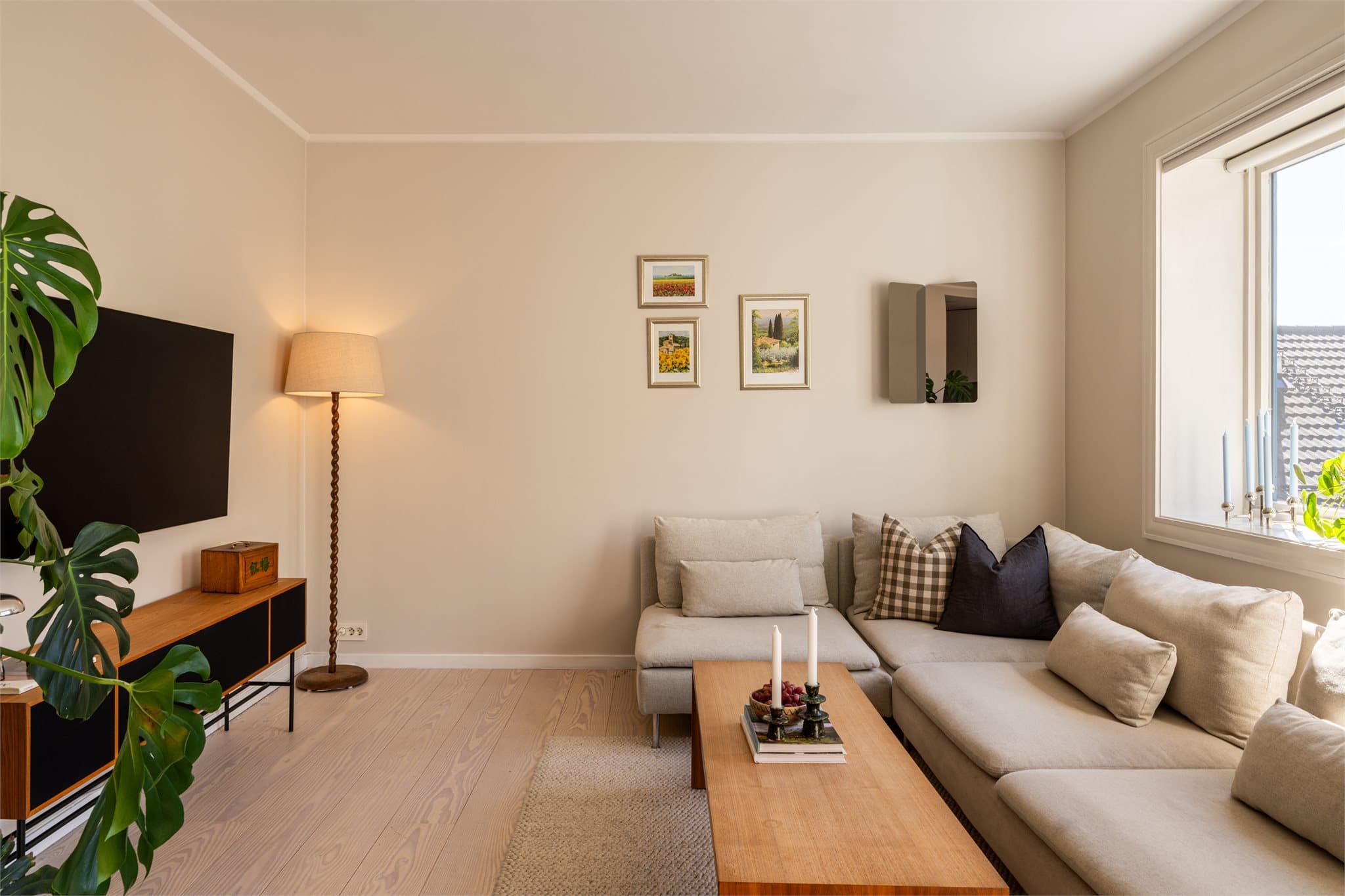 Vinduene er utstyrt med isolerglass, som bidrar til god komfort.