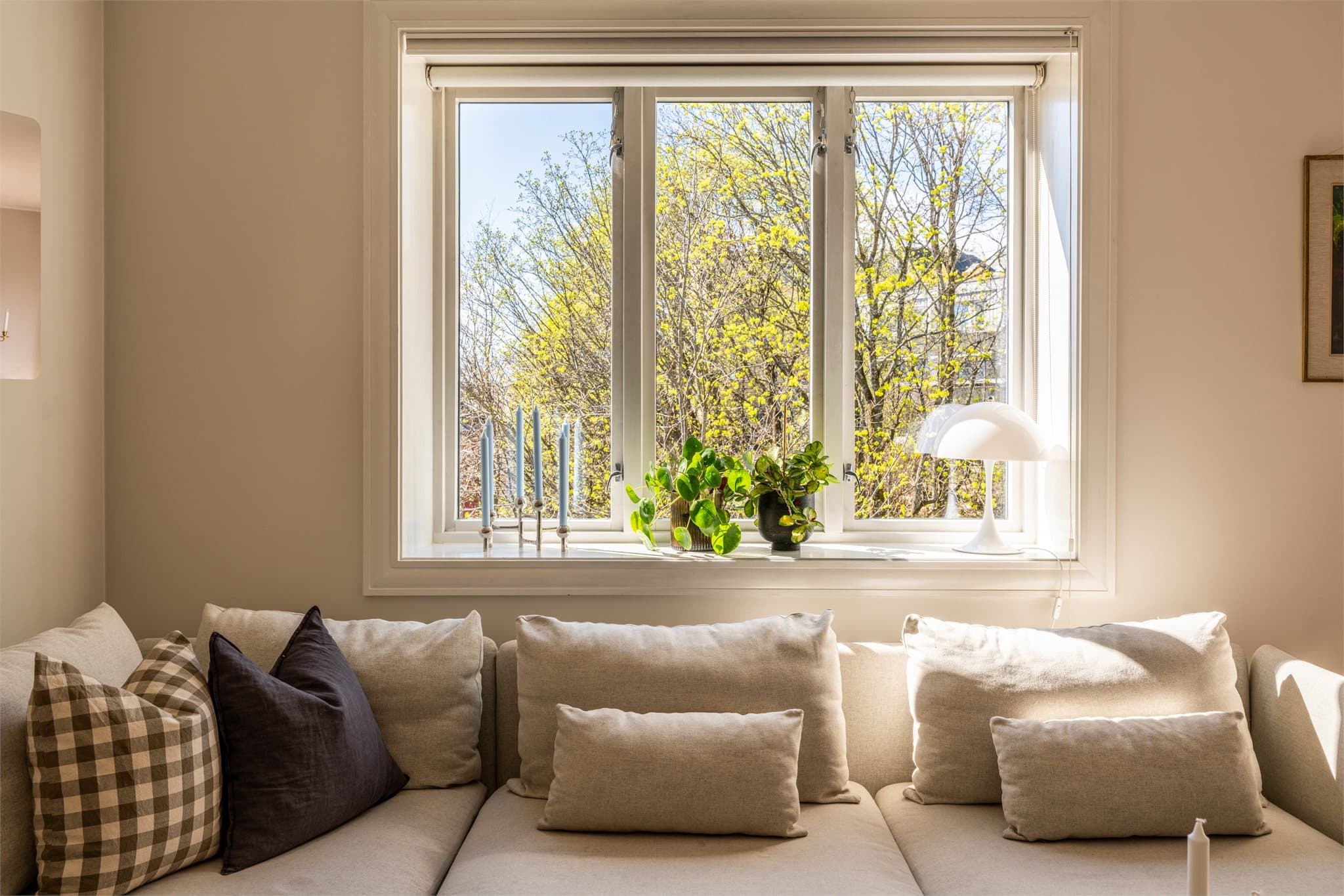De brede vinduskarmene gir ekstra dybde til rommet og er perfekte for planter eller dekor.