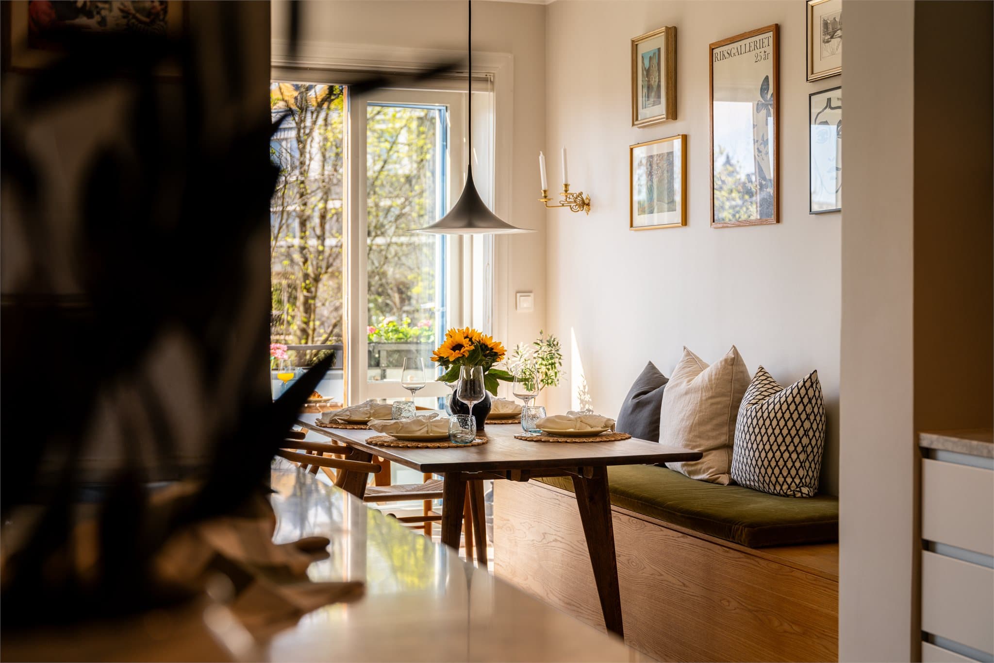 Et hyggelig utsyn fra kjøkkenbenken mot spisestuen og balkongen.