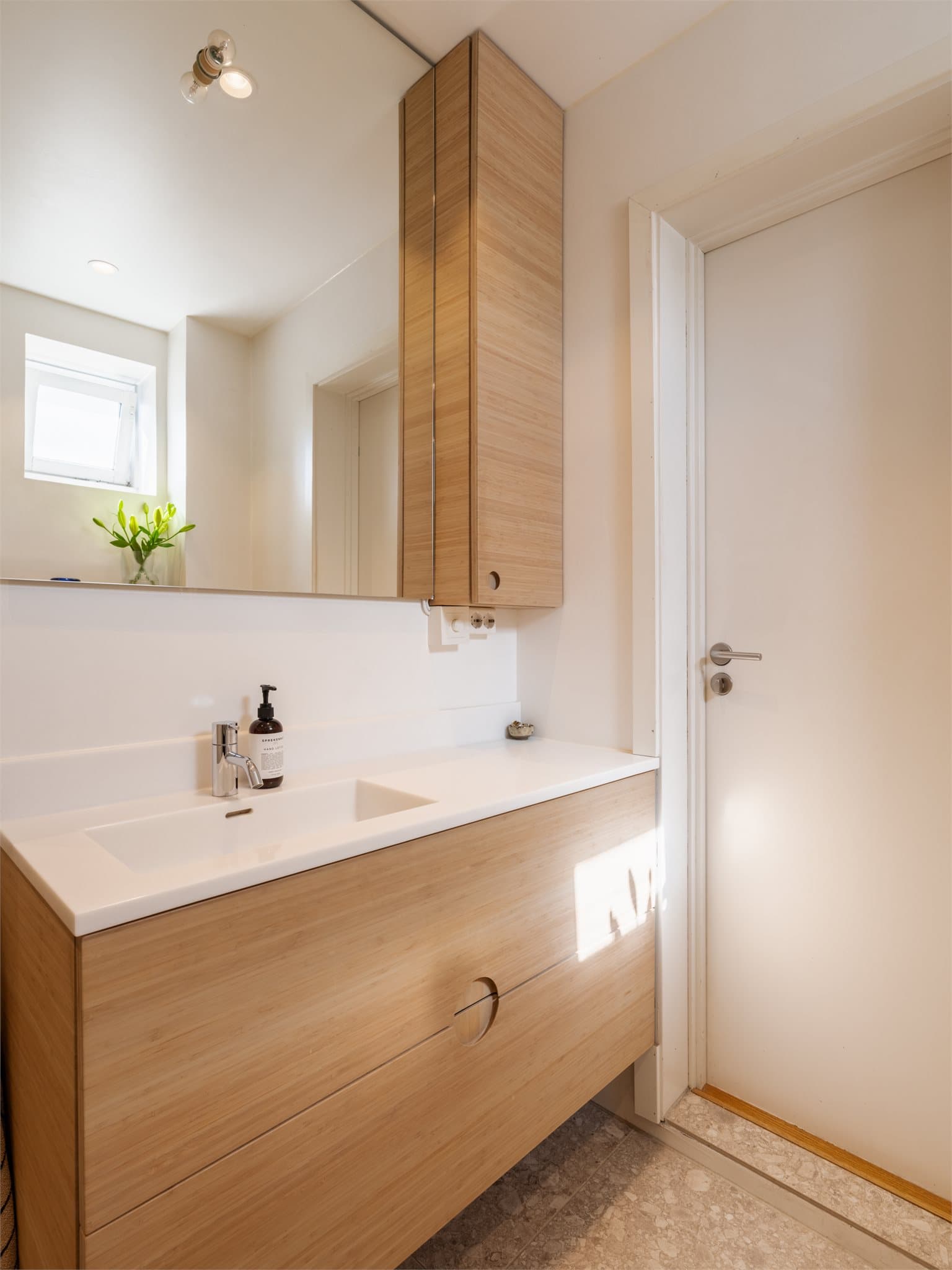 Badet ble oppgradert i 2019 med en stilren innredning og en heldekkende servant i Corian.