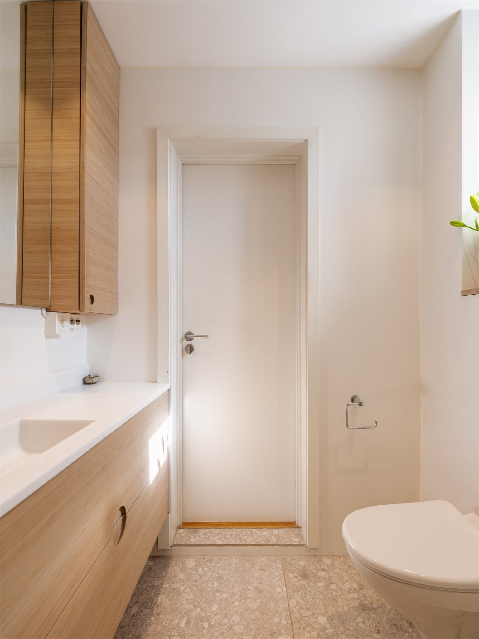 Badet fremstår moderne og funksjonelt, med flislagt gulv med varmekabler som gir god komfort.