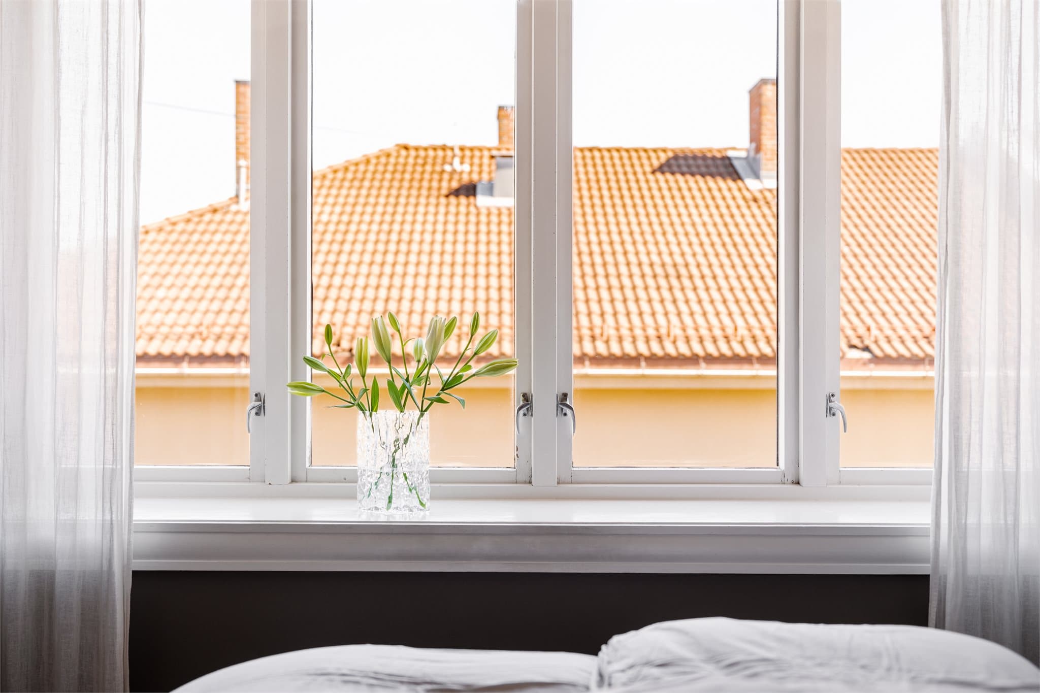 Hovedsoverommet er vendt mot en rolig bakgård.