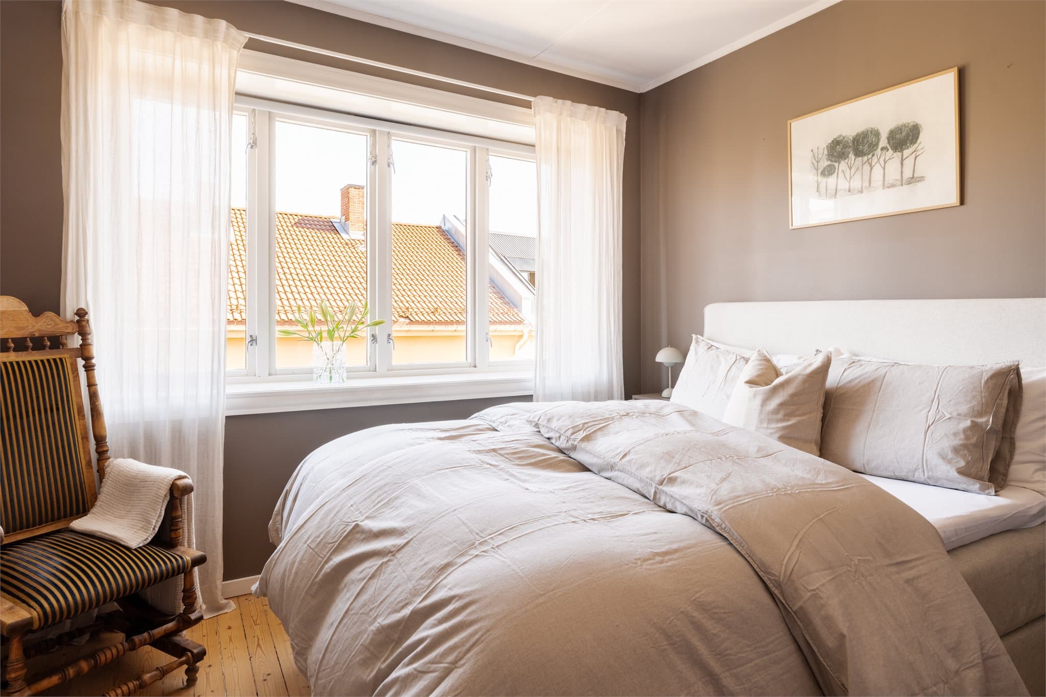 Romslig hovedsoverom med originalt tregulv og god plass til dobbeltseng.