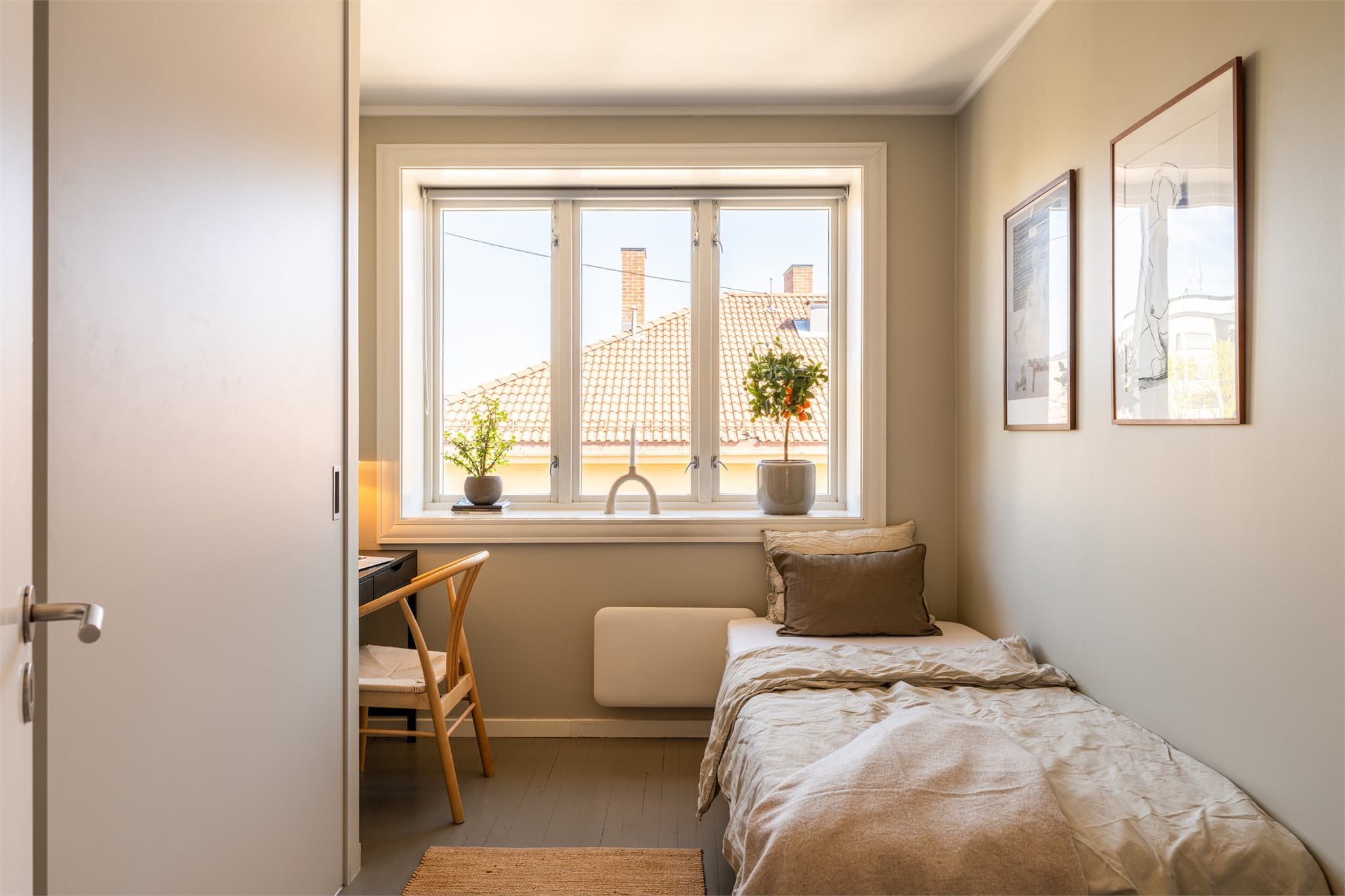 Leilighetens andre soverom passer utmerket som barnerom, gjesterom eller kontor.