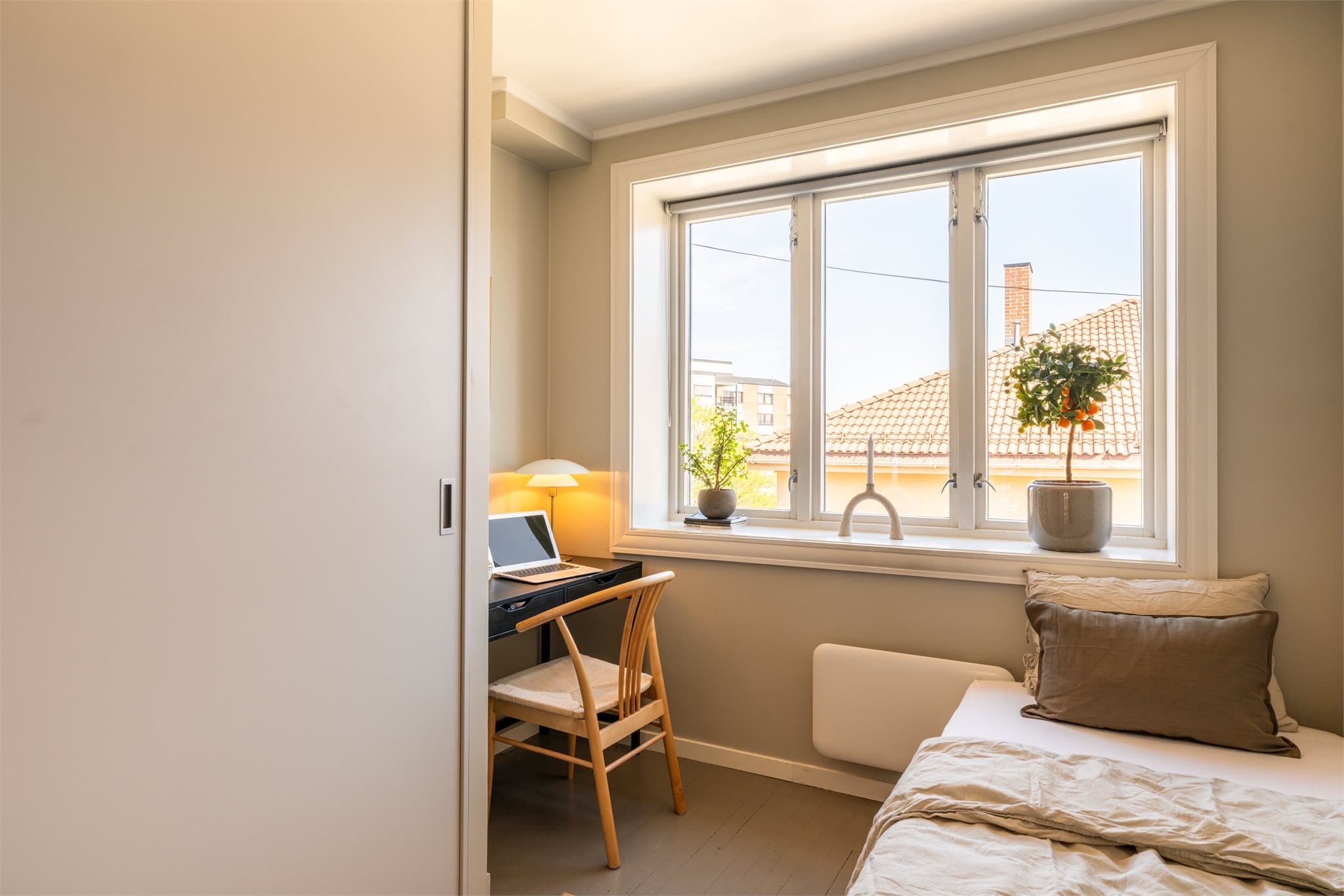 Dette rommet har nymalte overflater fra 2026 og en praktisk garderobeløsning.