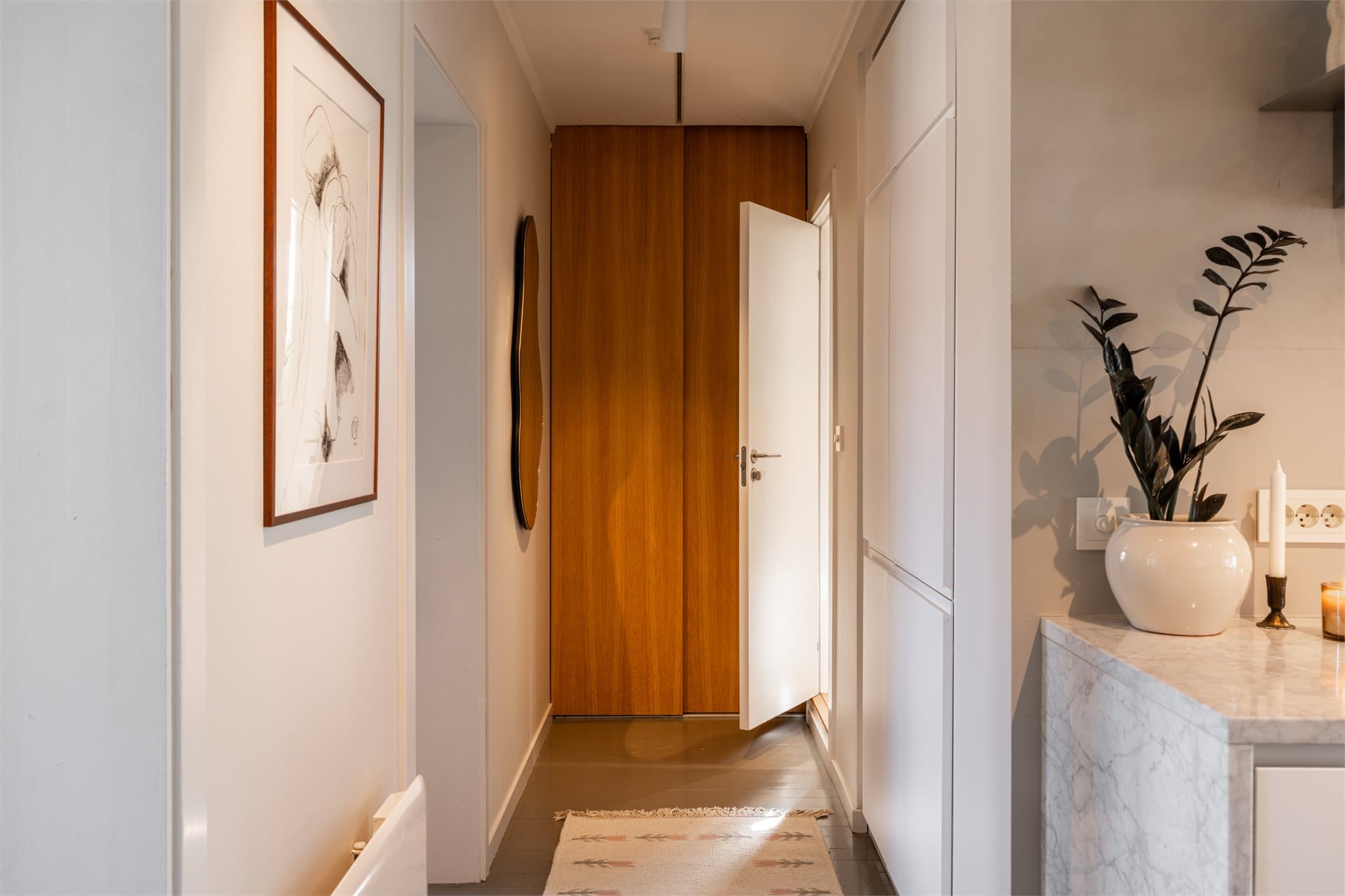 Gangen binder rommene sammen og har plassbygde skap som gir god lagringsplass.