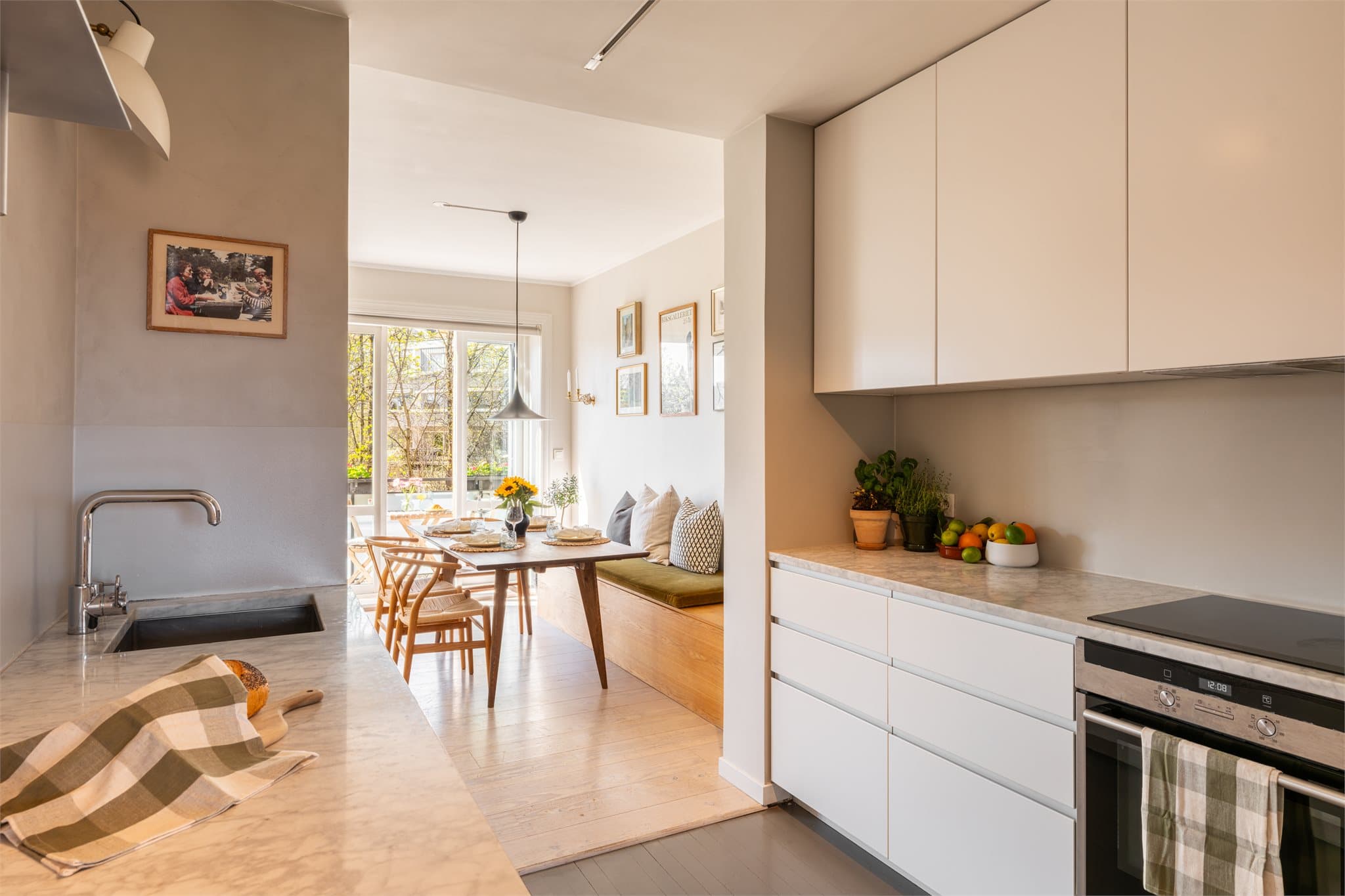 Kjøkkenet fra IKEA er utstyrt med nye hvitevarer fra 2025, inkludert oppvaskmaskin og kjøl/frys.