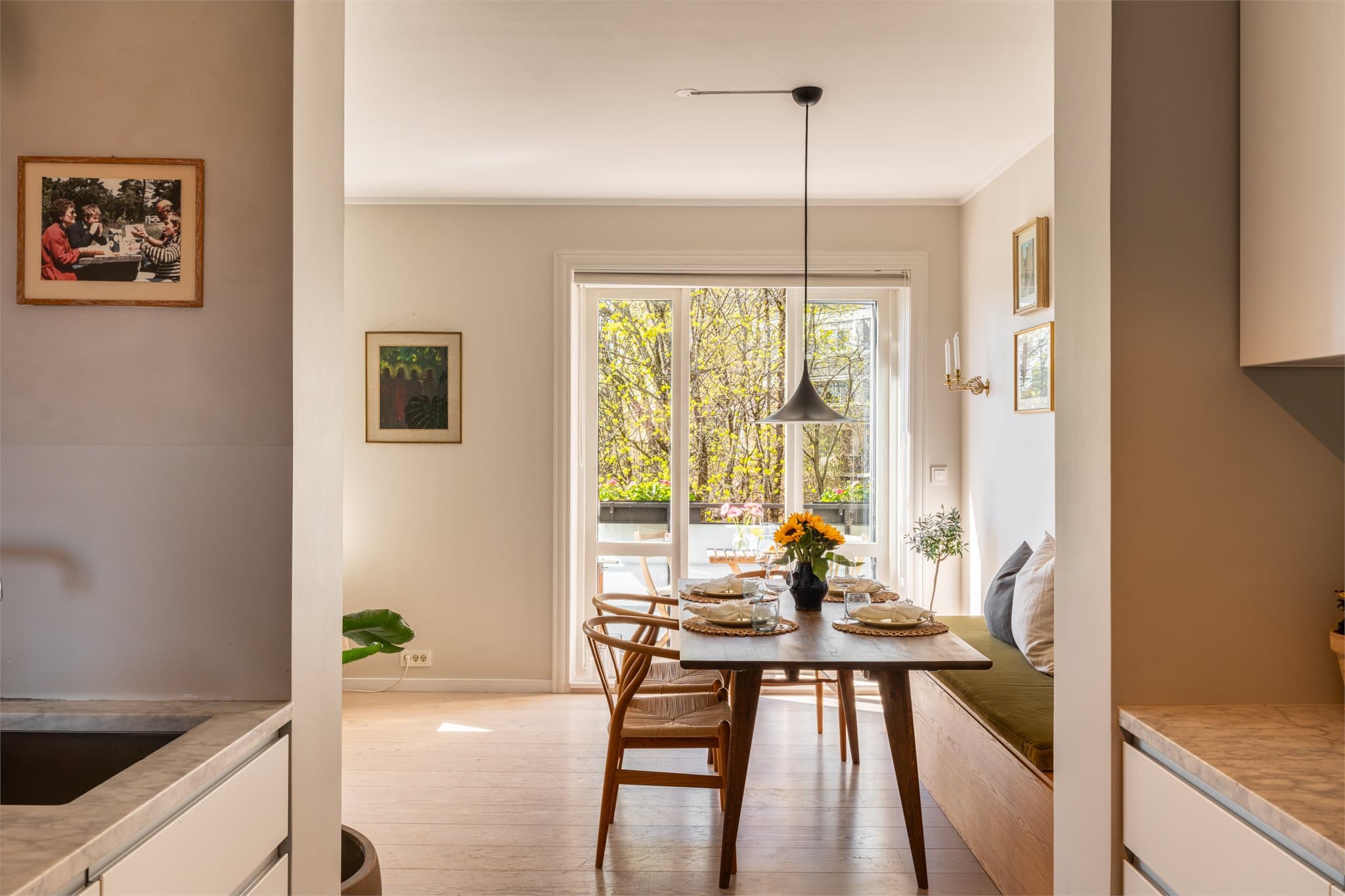 Den åpne løsningen gir en fin kontakt mellom den som lager mat og gjestene i stuen.