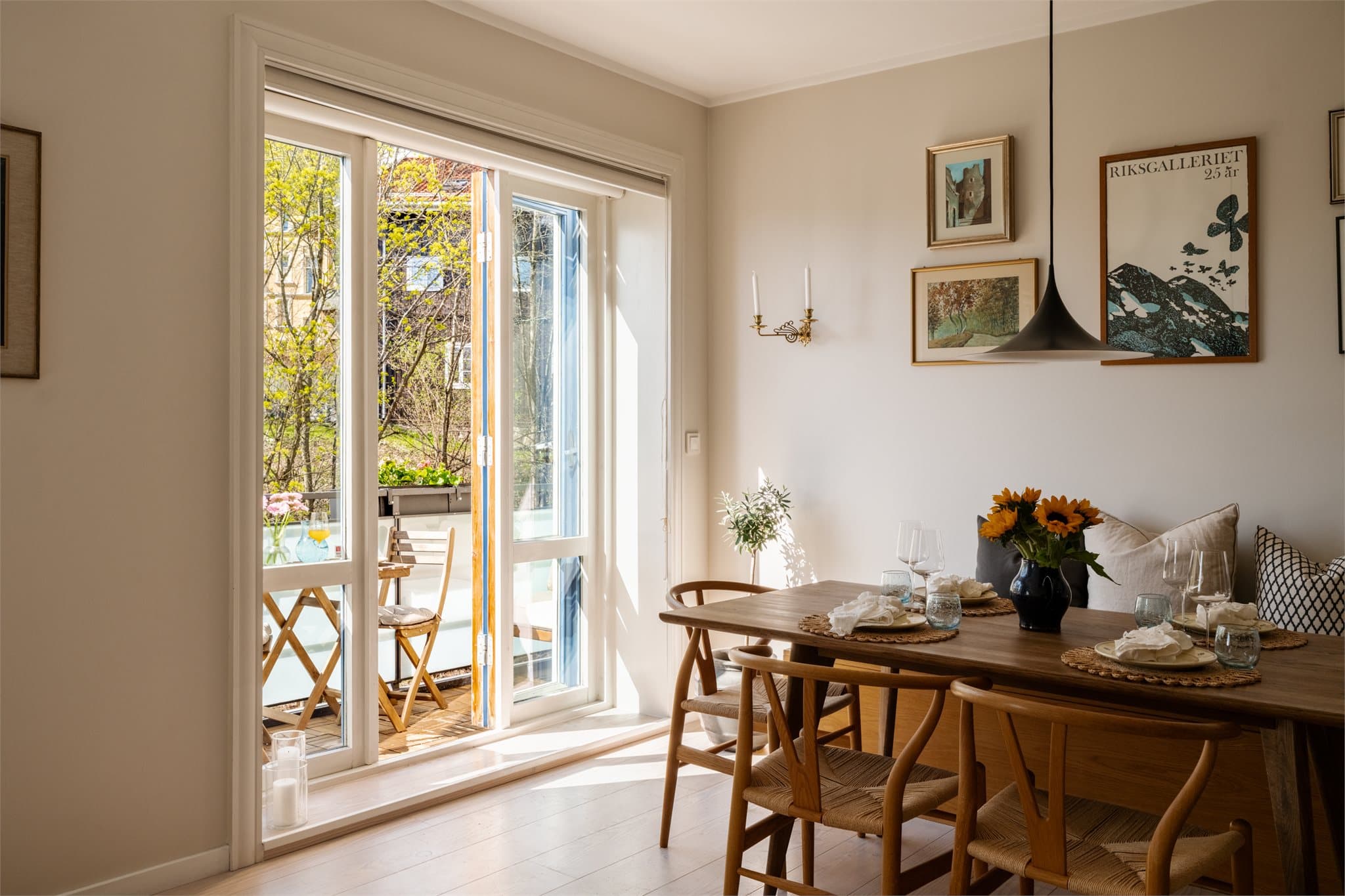 Den sørvendte balkongen er en herlig forlengelse av stuen på varme dager.