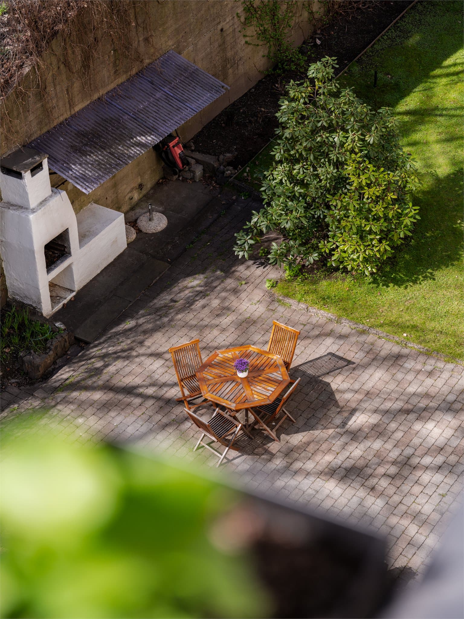 Fra leiligheten har man utsyn over den felles, pent opparbeidede bakgården.