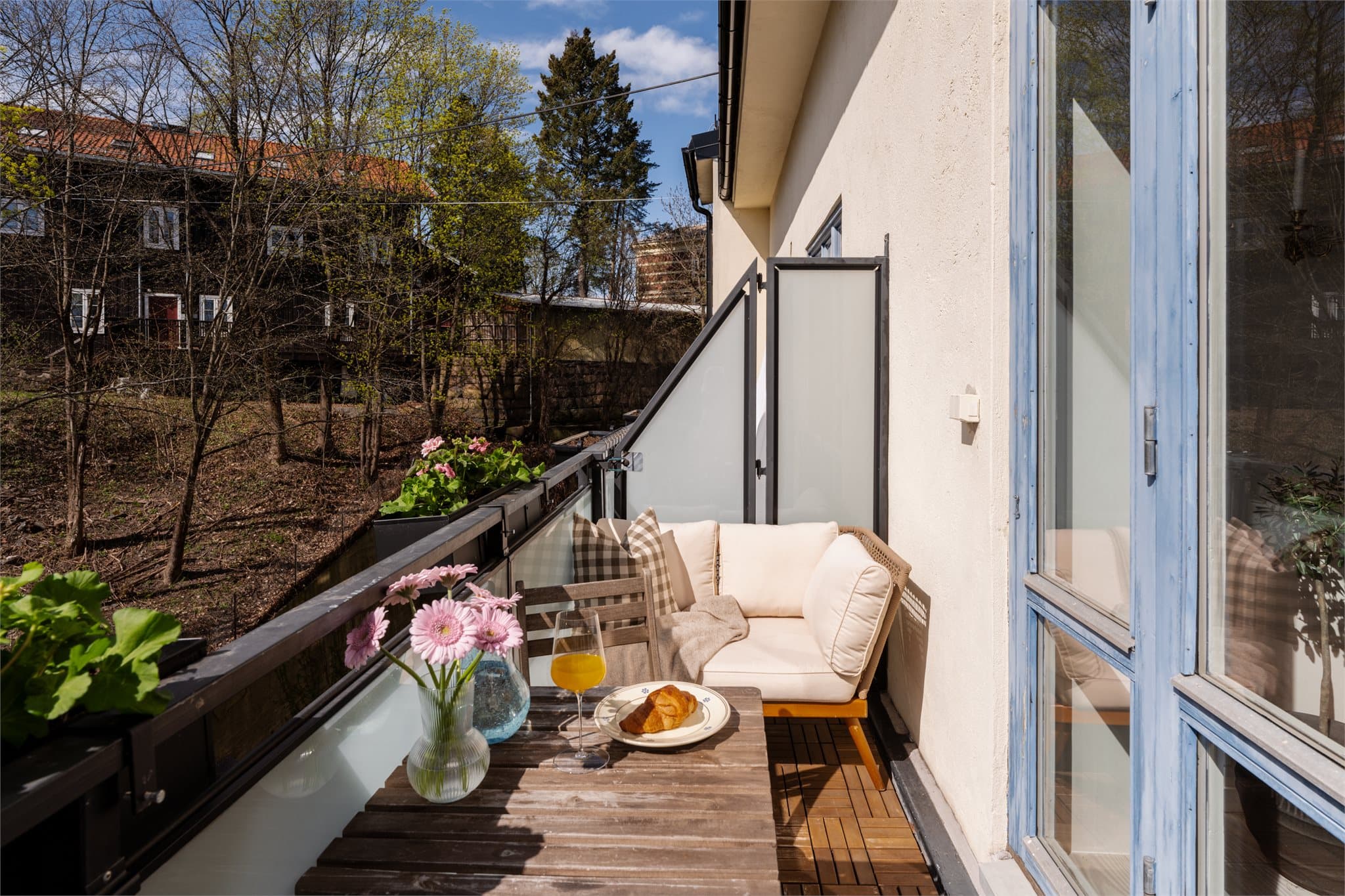 Balkongen er usjenert og har god plass til en hyggelig sittegruppe.