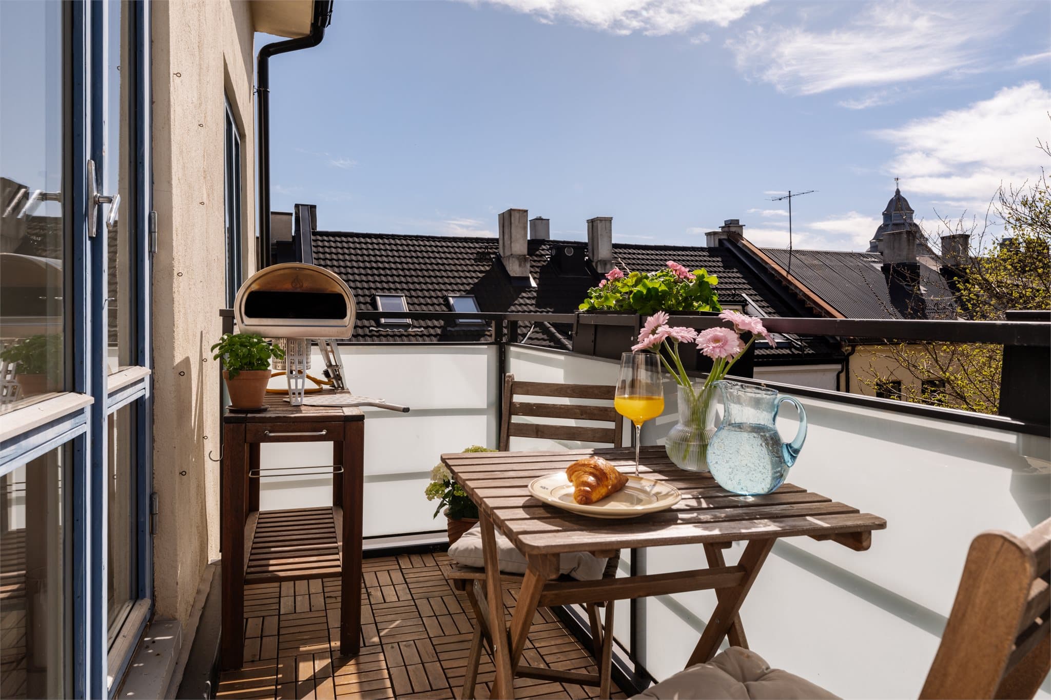 Her kan du nyte rolige stunder med utsikt over nabolagets tak og grønne lunger.