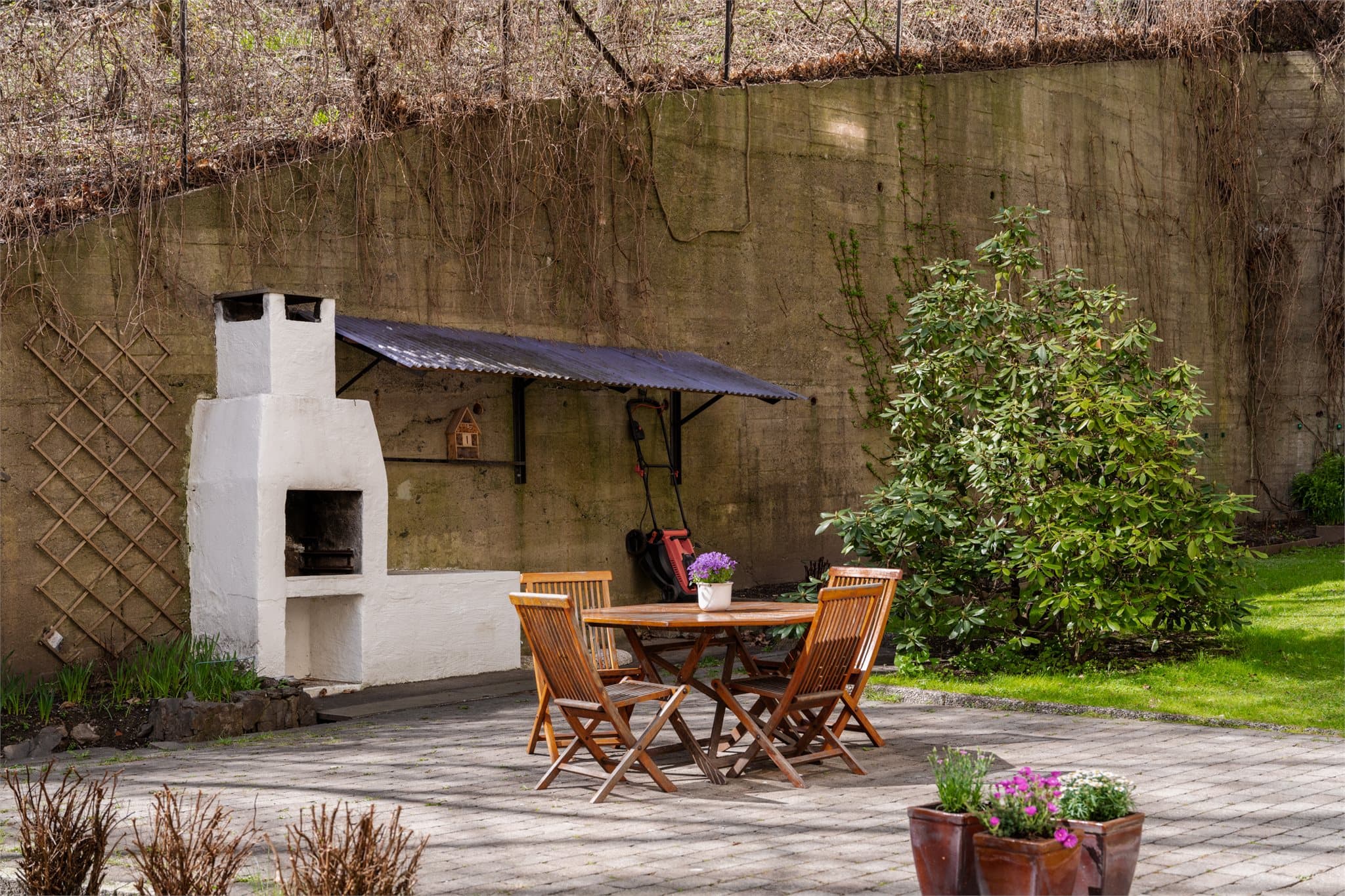 Aksjelaget har en hyggelig og skjermet bakgård med felles grill og sitteplasser.