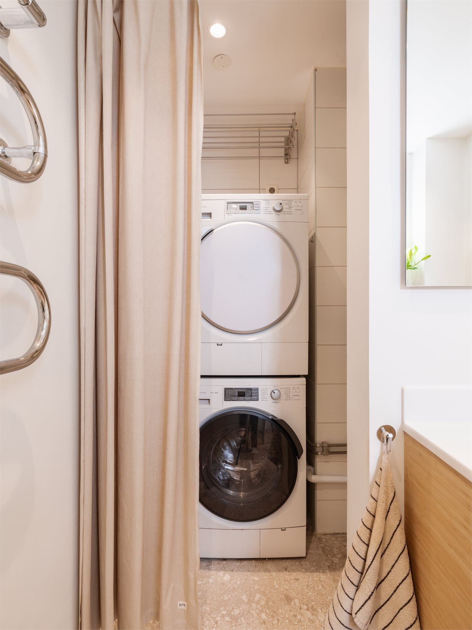 Badet har et praktisk opplegg for vaskesøyle, med plass til både vaskemaskin og tørketrommel.