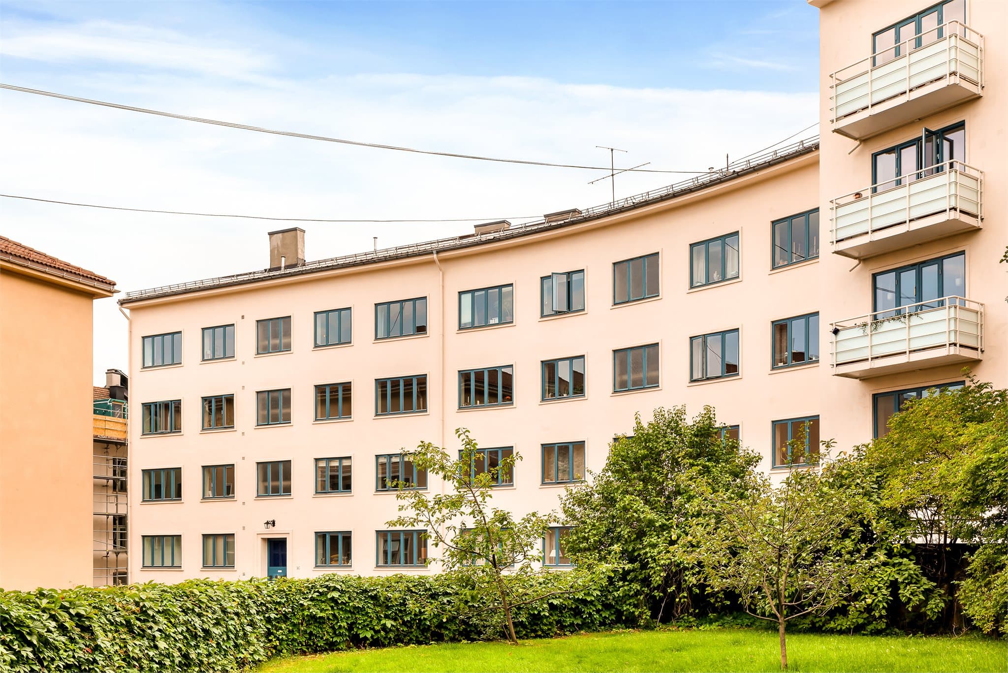 Leiligheten ligger i en klassisk bygård fra ca. 1930, beliggende i et veletablert og rolig boligområde.