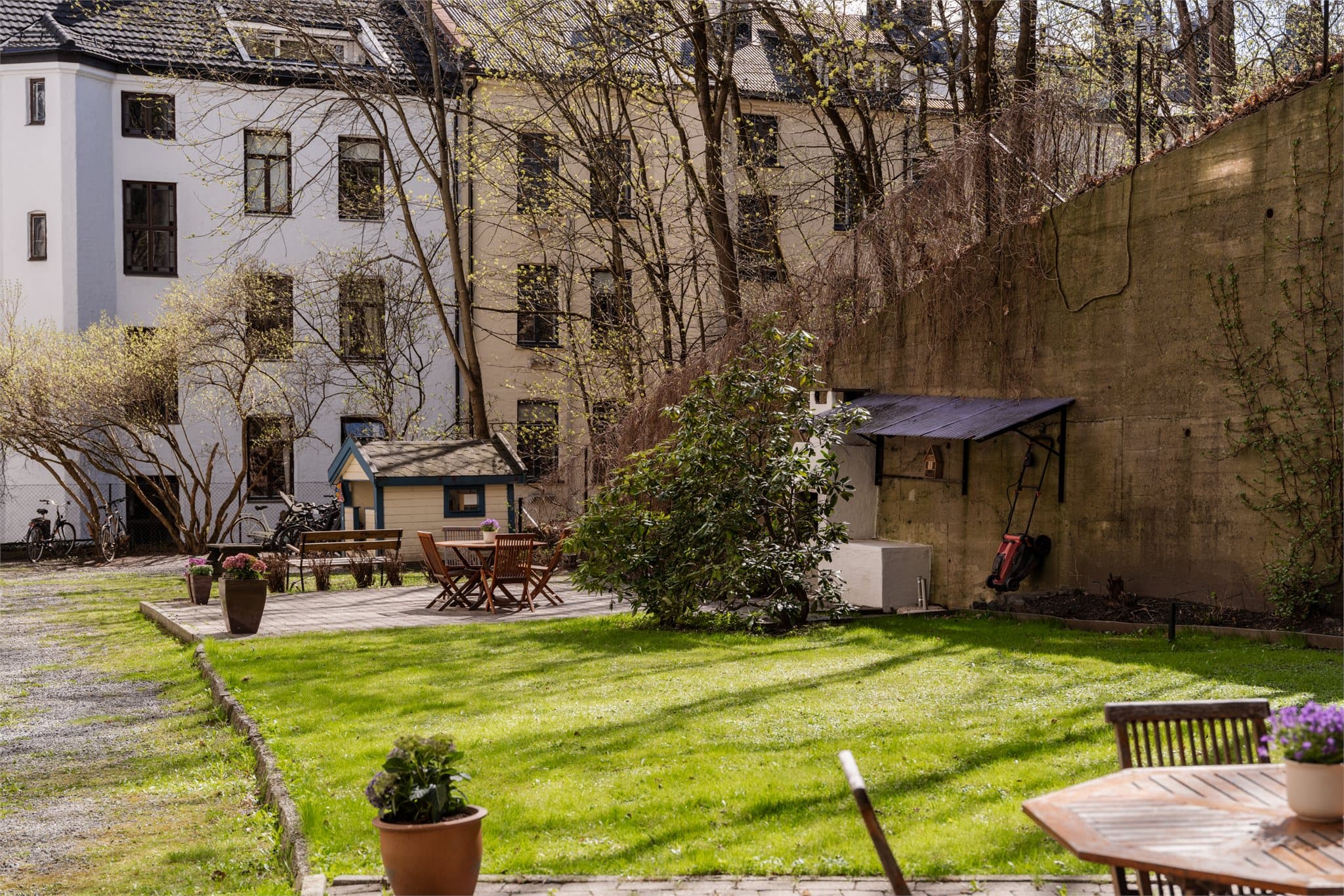 Den felles hagen er et hyggelig samlingspunkt for beboerne, med både sommerfest og julegrantenning.