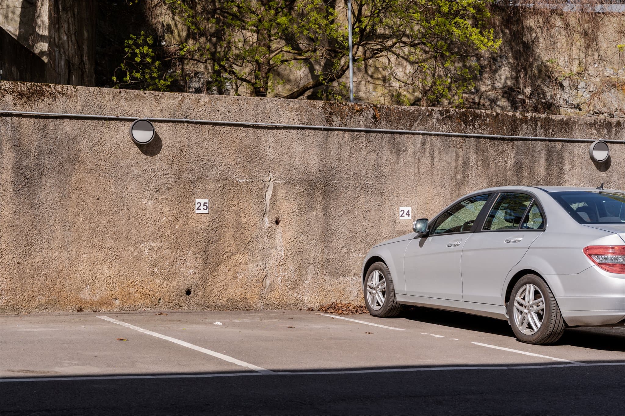 Det er mulighet for å leie parkeringsplass i tilknytning til eiendommen*