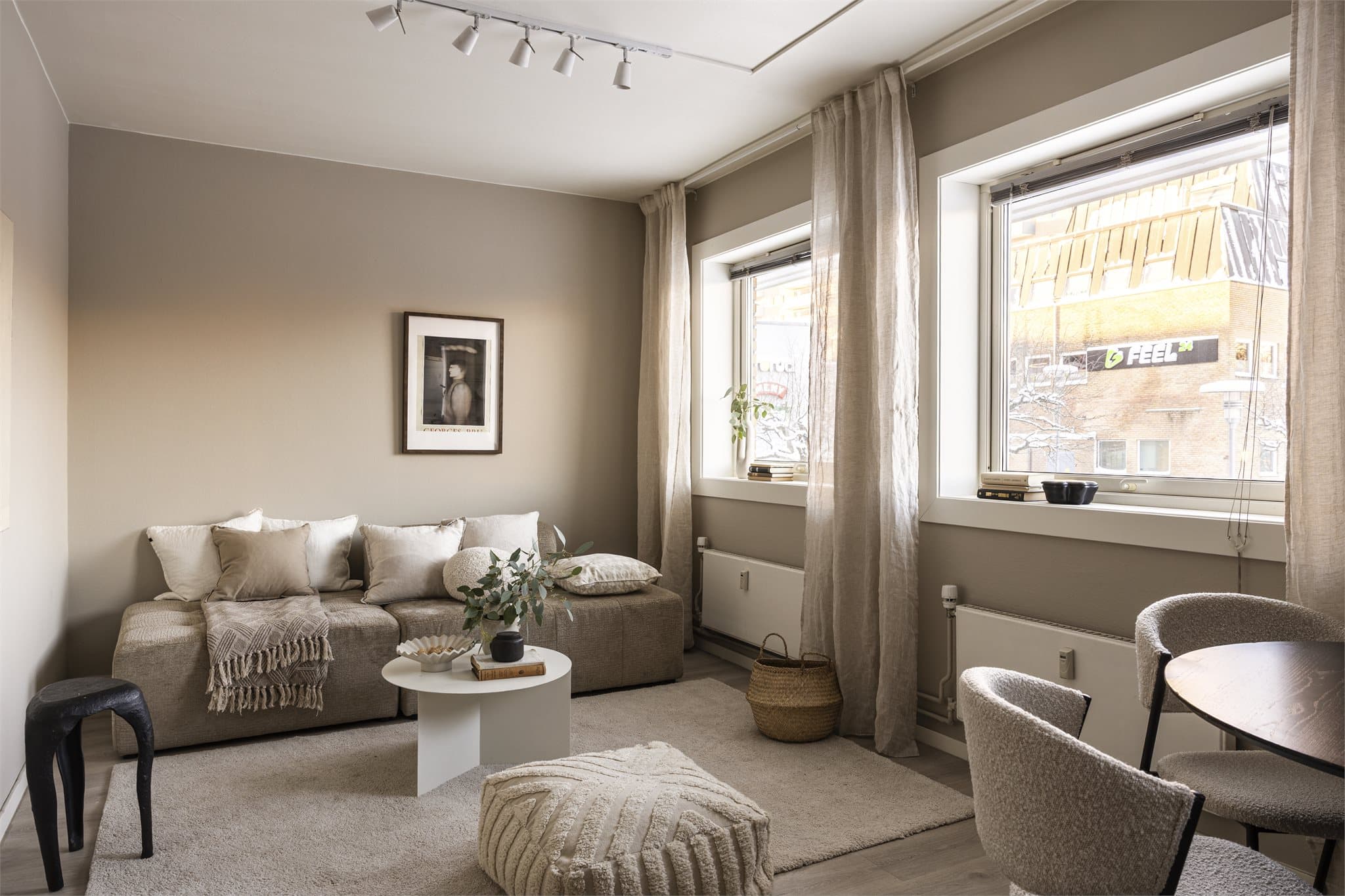 Leiligheten har en arealeffektiv planløsning med en lys og åpen sone for stue og kjøkken.