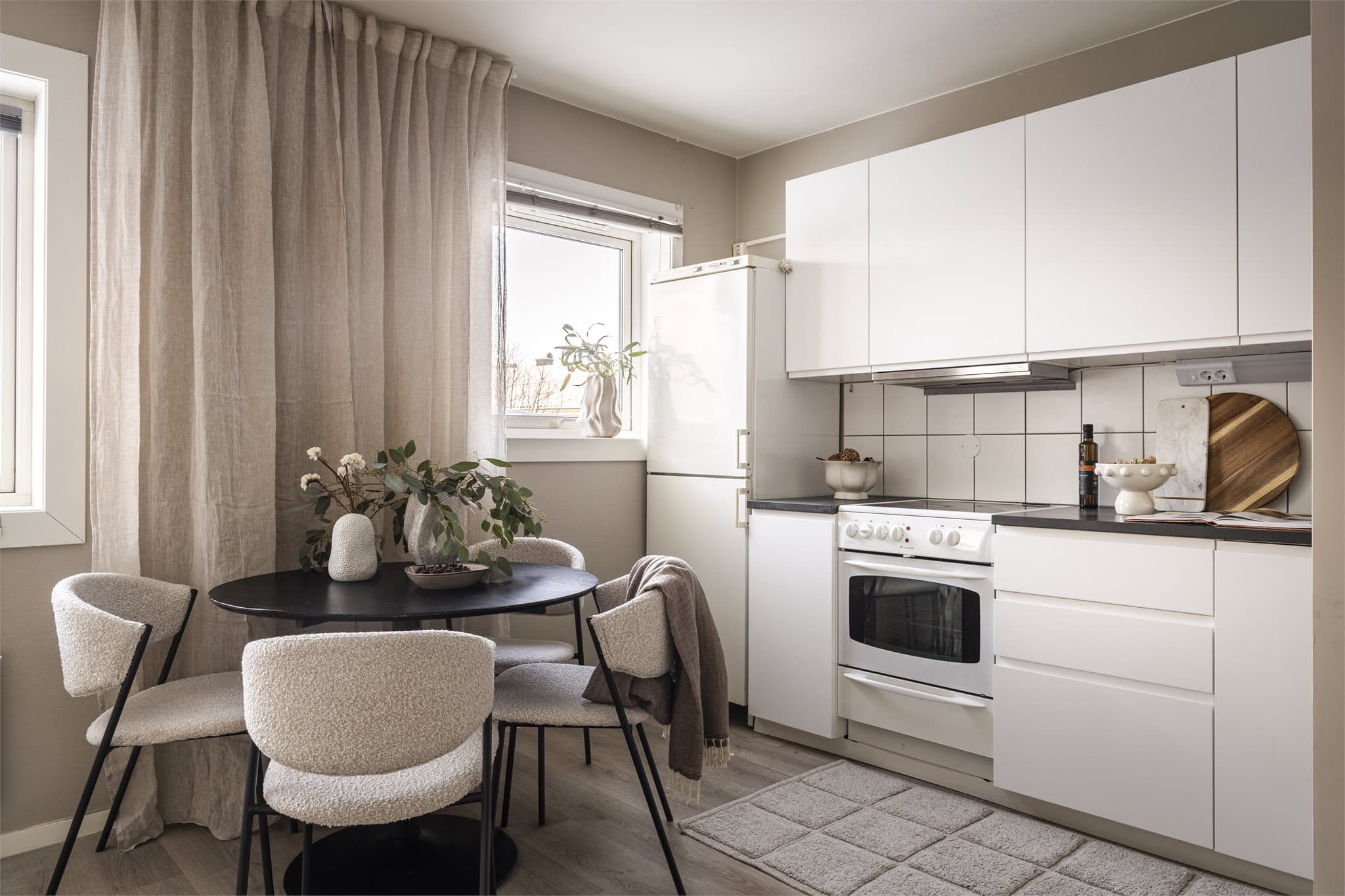 Frittstående hvitevarer som kjøl-/fryseskap og komfyr medfølger. Det er ventilator med kullfilter over kokesonen.