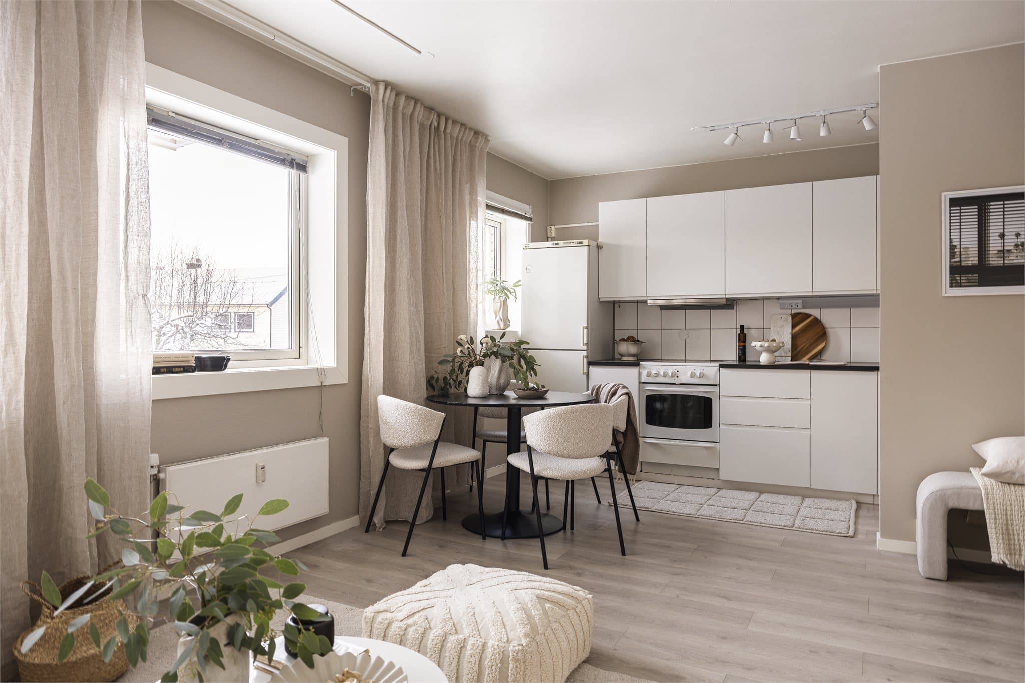 Dette er en flott leilighet som er oppgradert med blant annet et moderne bad fra 2025, samt nylig malte overflater og nyere gulv.