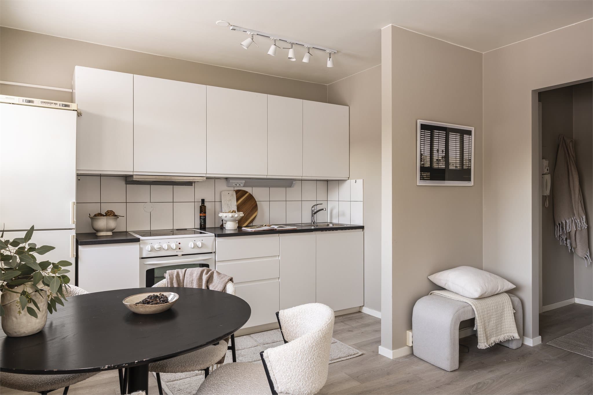 Rommet er lett å møblere med plass til både sofagruppe og spisebord.