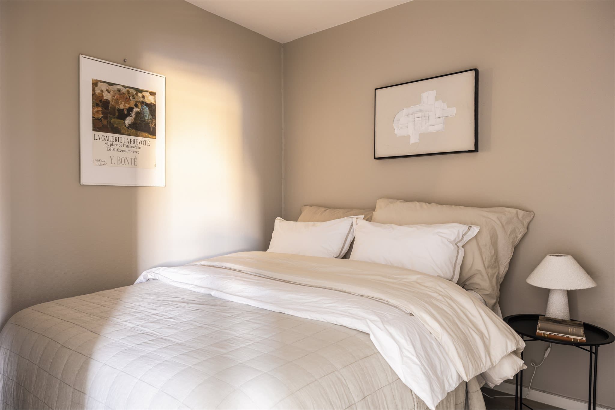 Alkoven har plass til seng og nattbord, og skaper en privat sone i leiligheten.